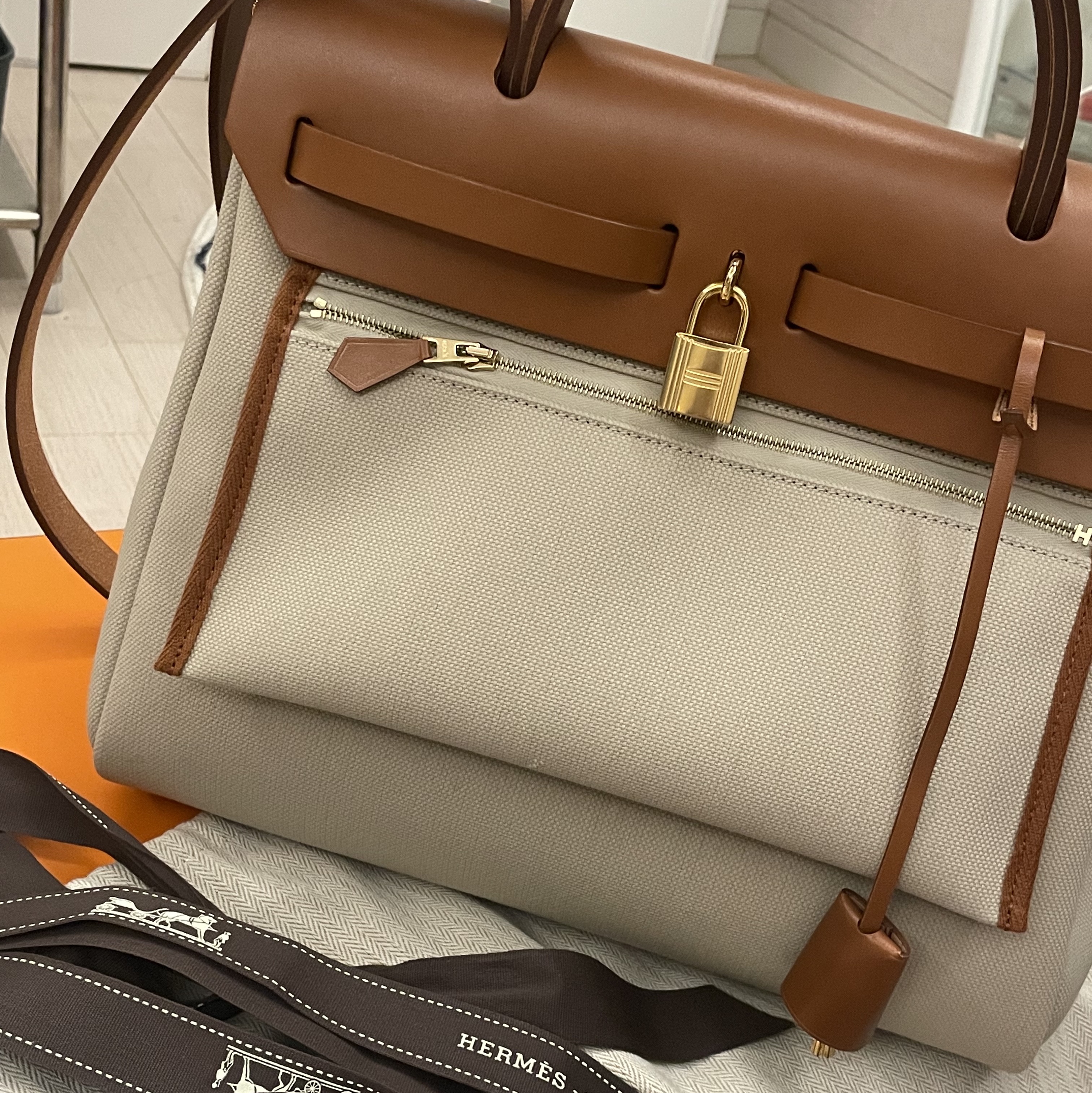 Hermes Herbag Zip 31 Bag Retourne Military Canvas & Gold Beton Fauve 착용 스타일