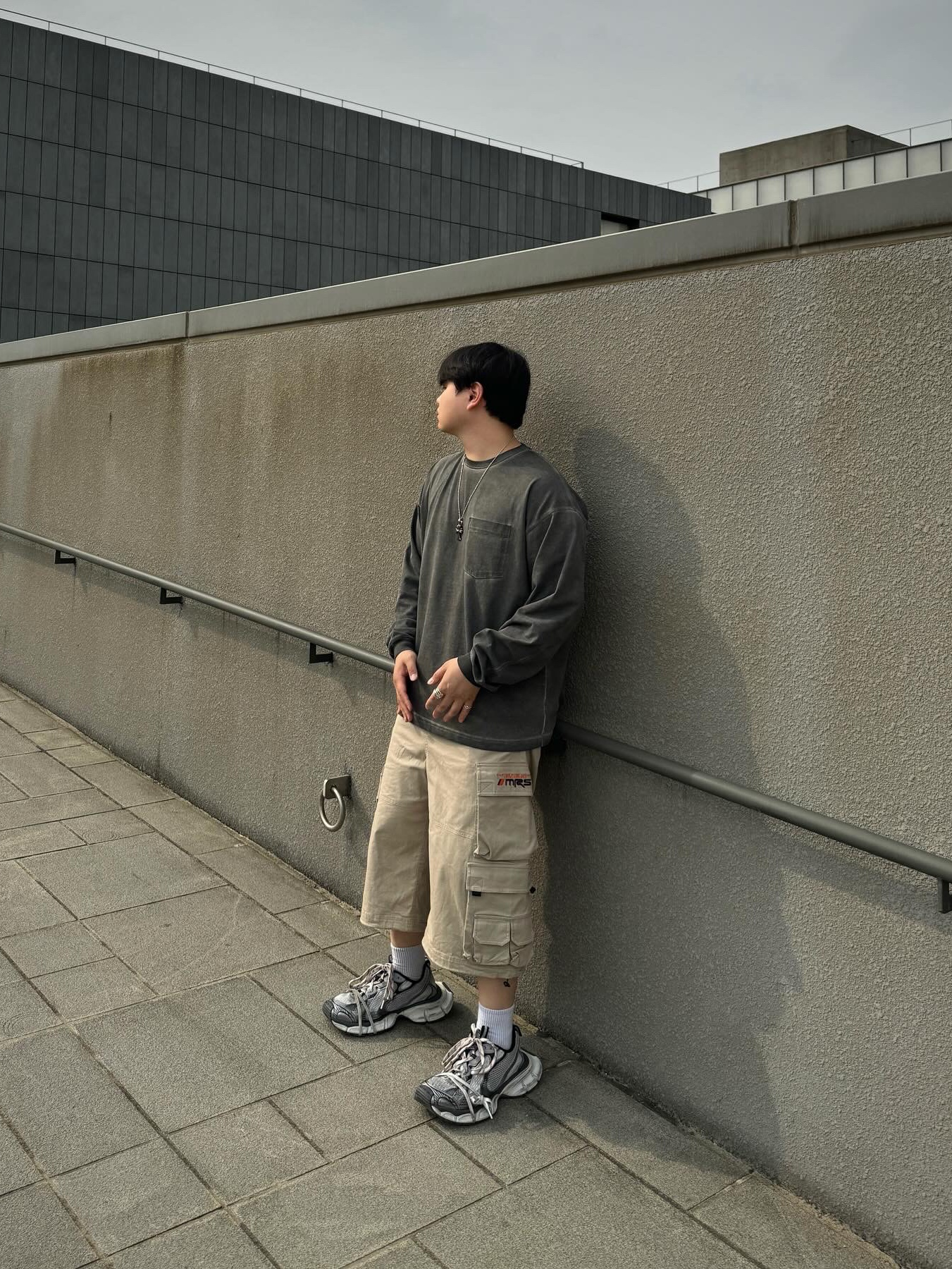 Balenciaga 3XL Sneakers Grey White Red 착용 스타일 - 1