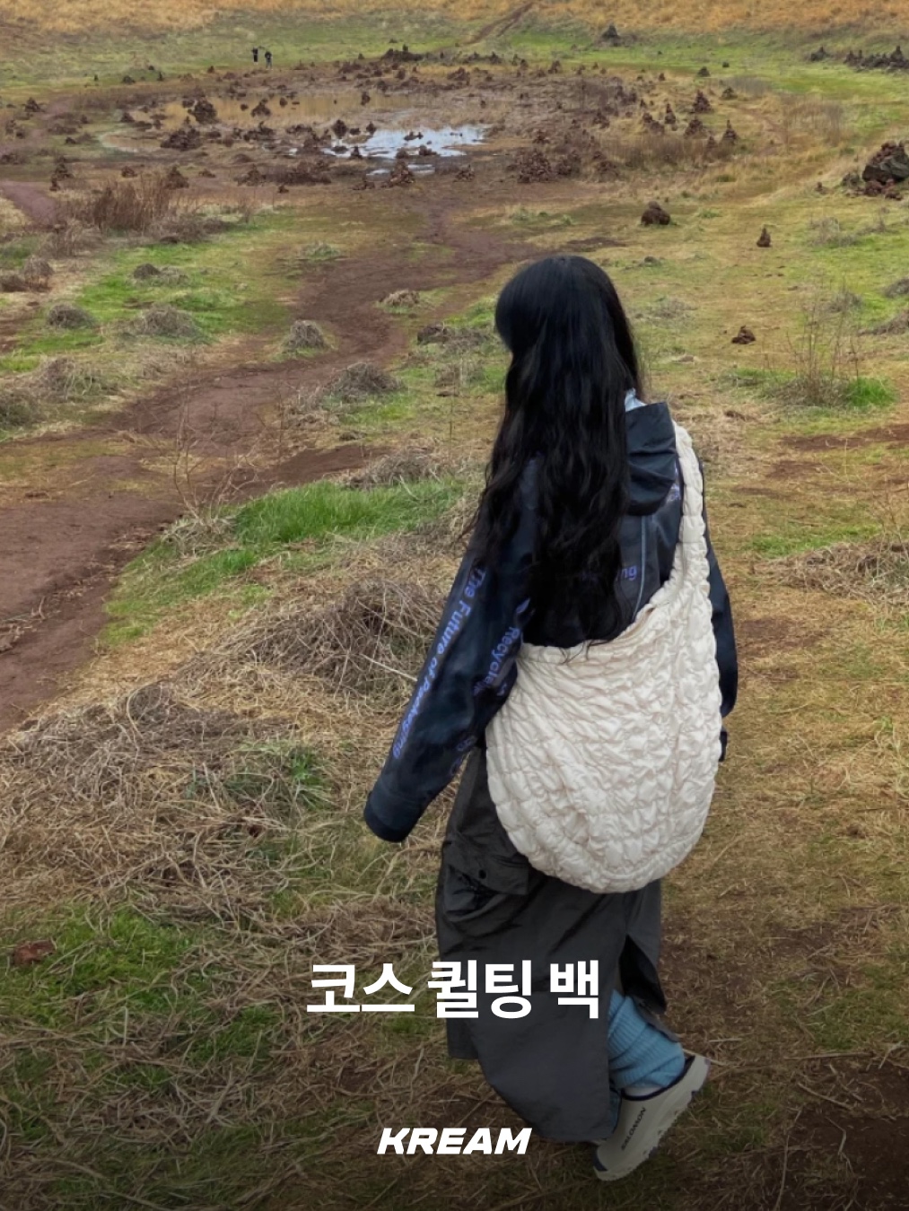 COS Quilted Oversized Shoulder Bag Black, Zara Rock Style Flap Shoulder Bag Black 착용 스타일 - 3