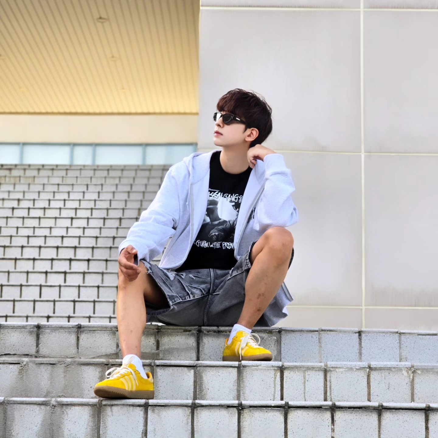 Stussy Stock DSM Ginza Zip Hoodie Ash Heather 2023, Stussy x Gang Starr Take It Personal T-Shirt Black 착용 스타일 - 7