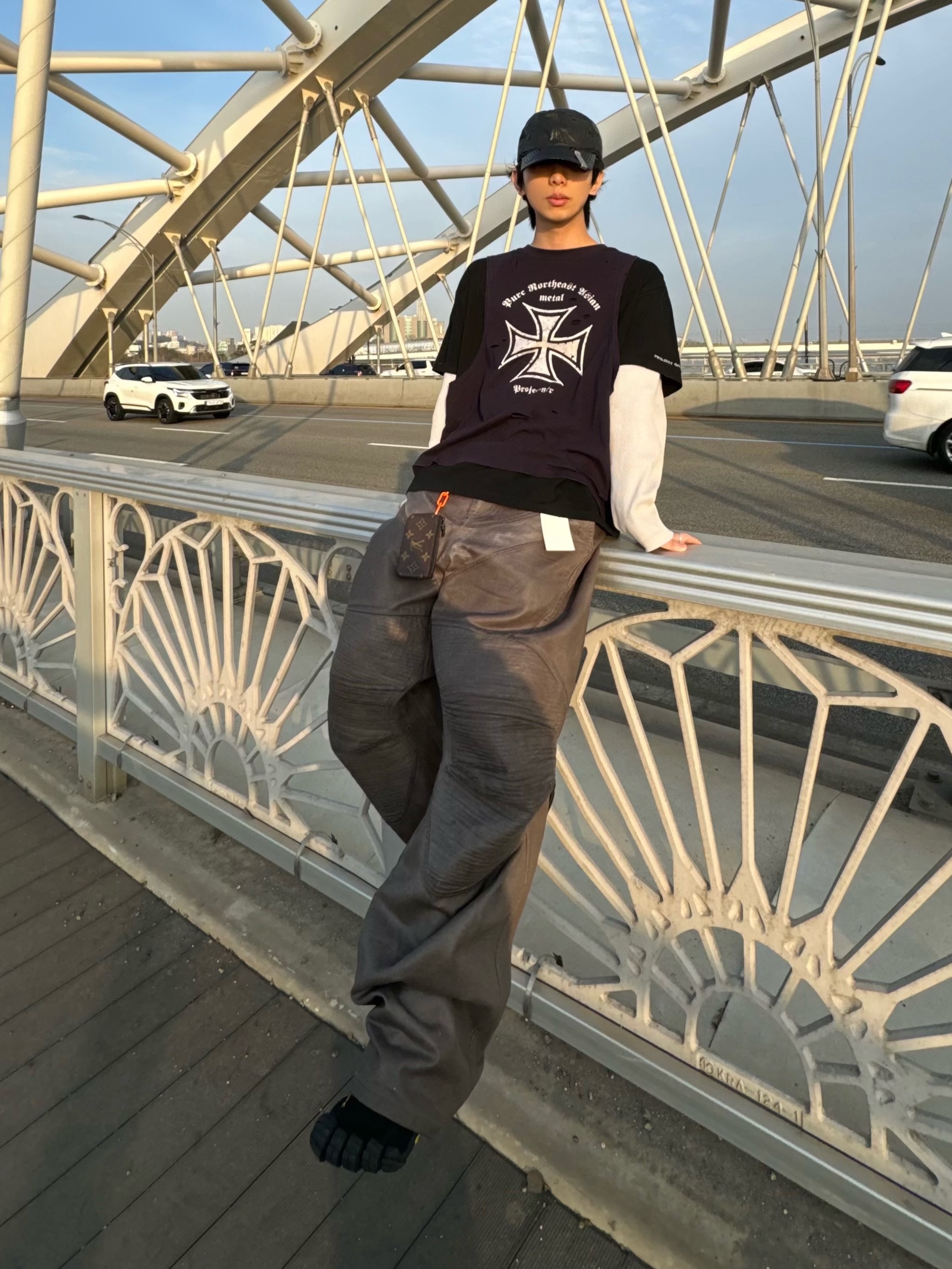Project G/R Coated Biker Armoured Pants Khaki Brown, Balenciaga Toe Lace-Up Vibram Sneakers Black 착용 스타일 - 1