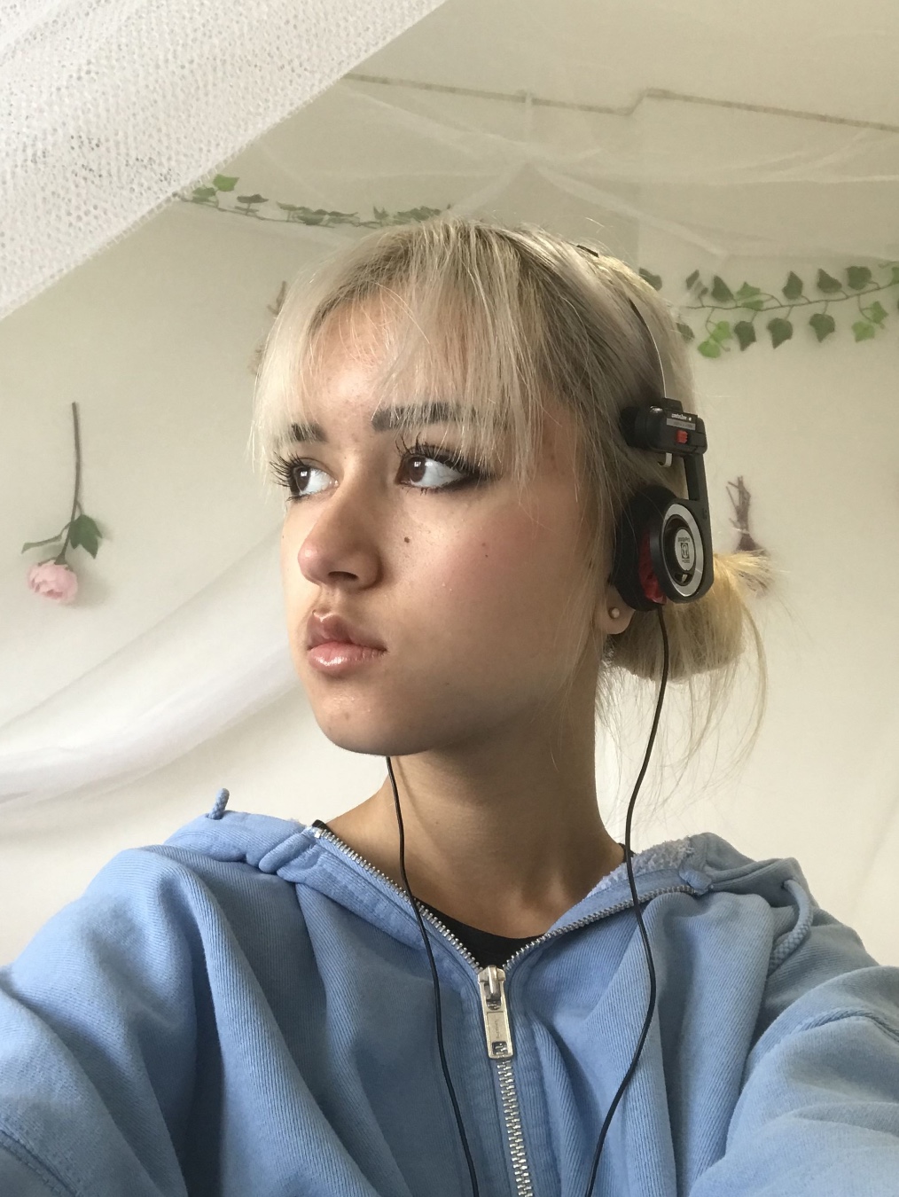 Supreme x Koss Portapro Headphones Silver - 23FW 착용 스타일 - 3