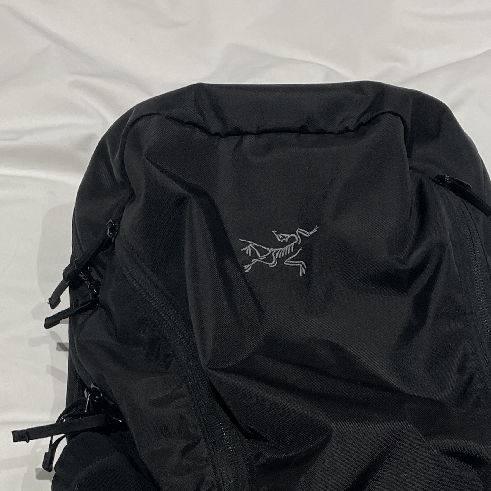 Arc'teryx Mantis 26 Backpack Black 착용 스타일