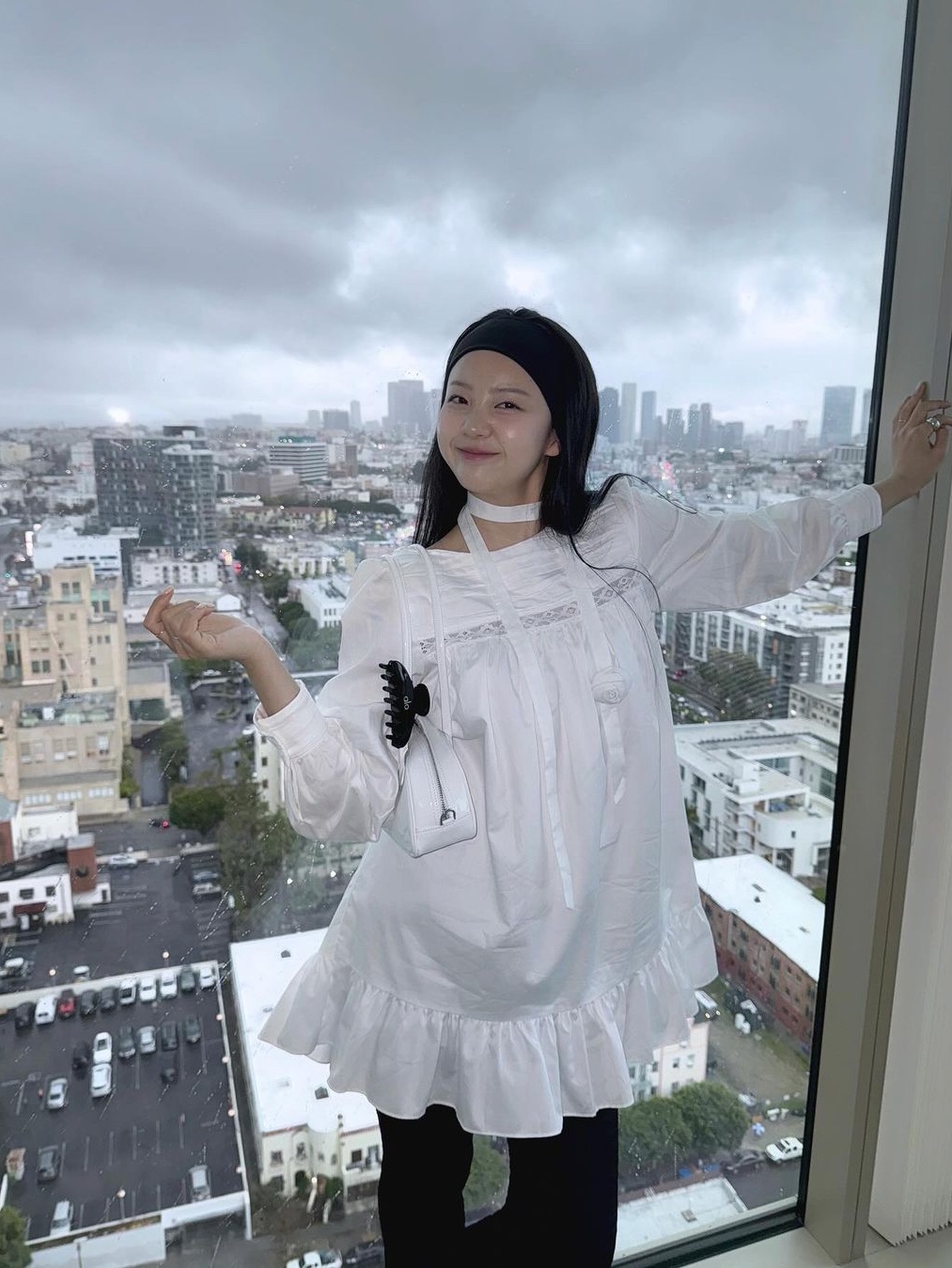 Margarin Fingers Rosy Scarf One Piece White 착용 스타일