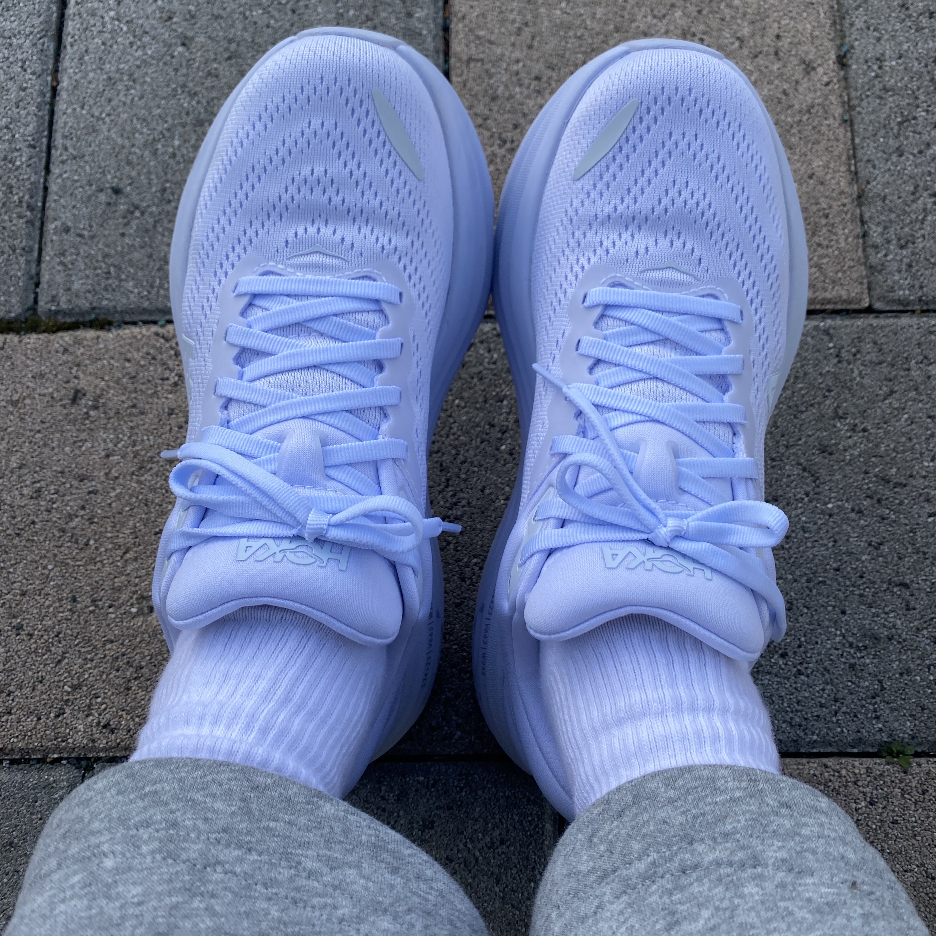 (W) Hoka Bondi 8 White - Regular 착용 스타일