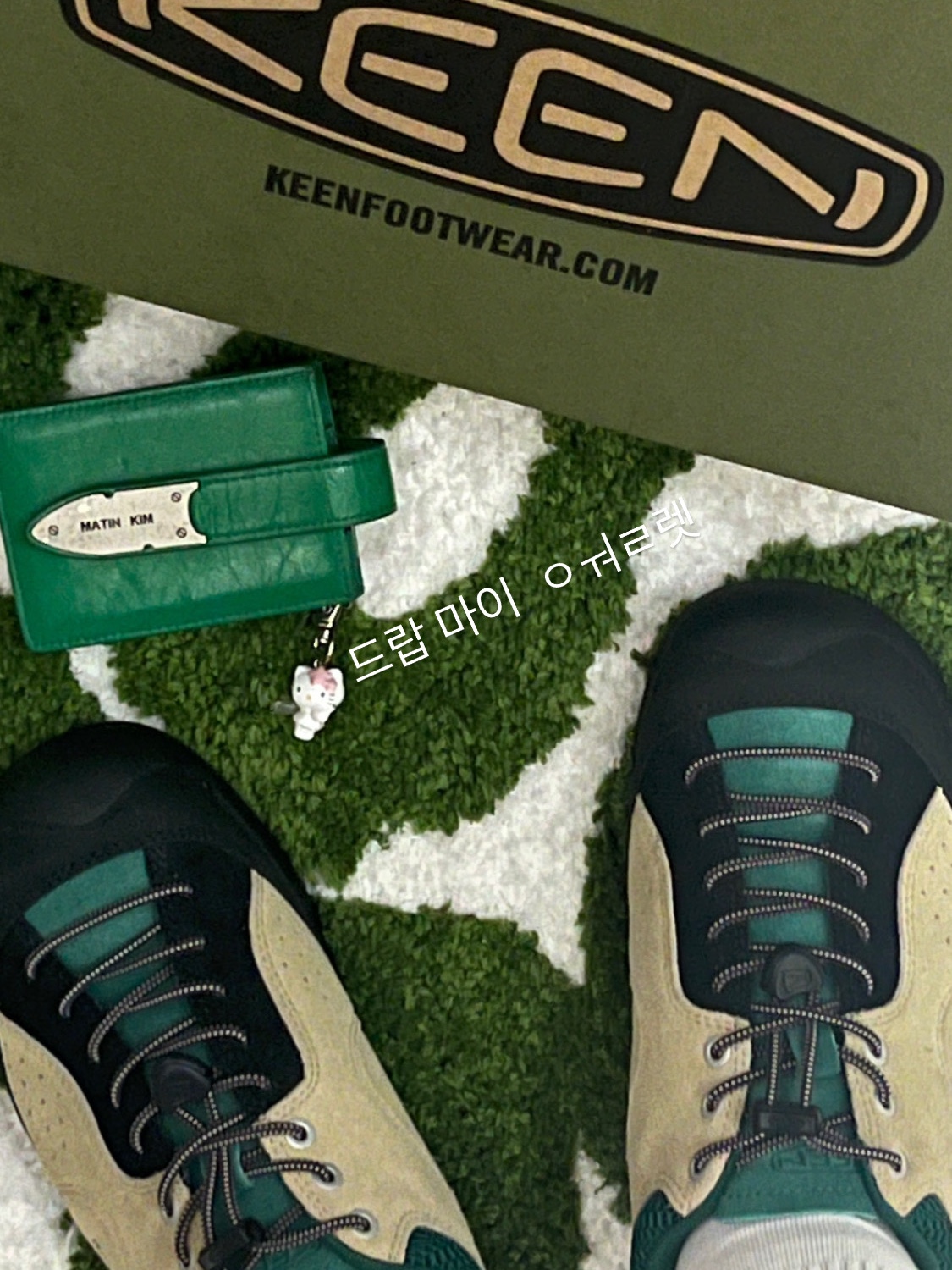 Keen Jasper Rocks SP Sneakers Taos Taupe, Matin Kim Accordion Necklace Wallet Green 착용 스타일