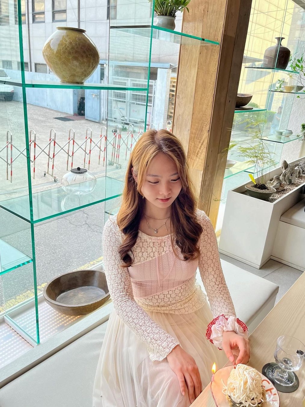 Margarin Fingers Lace Patchwork T Shirt Cream 착용 스타일