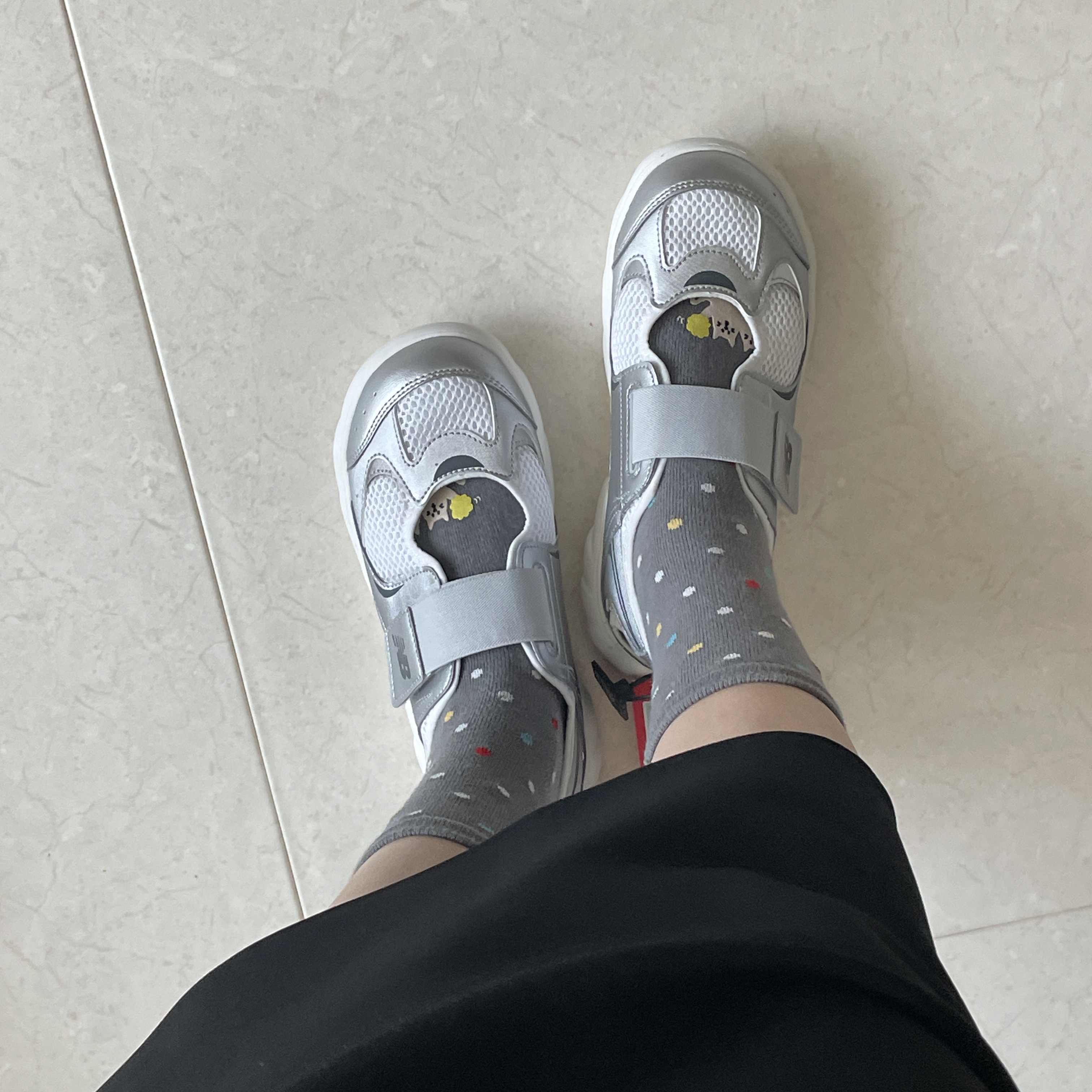 (Kids) New Balance Freedle 920 Sandal Silver 착용 스타일