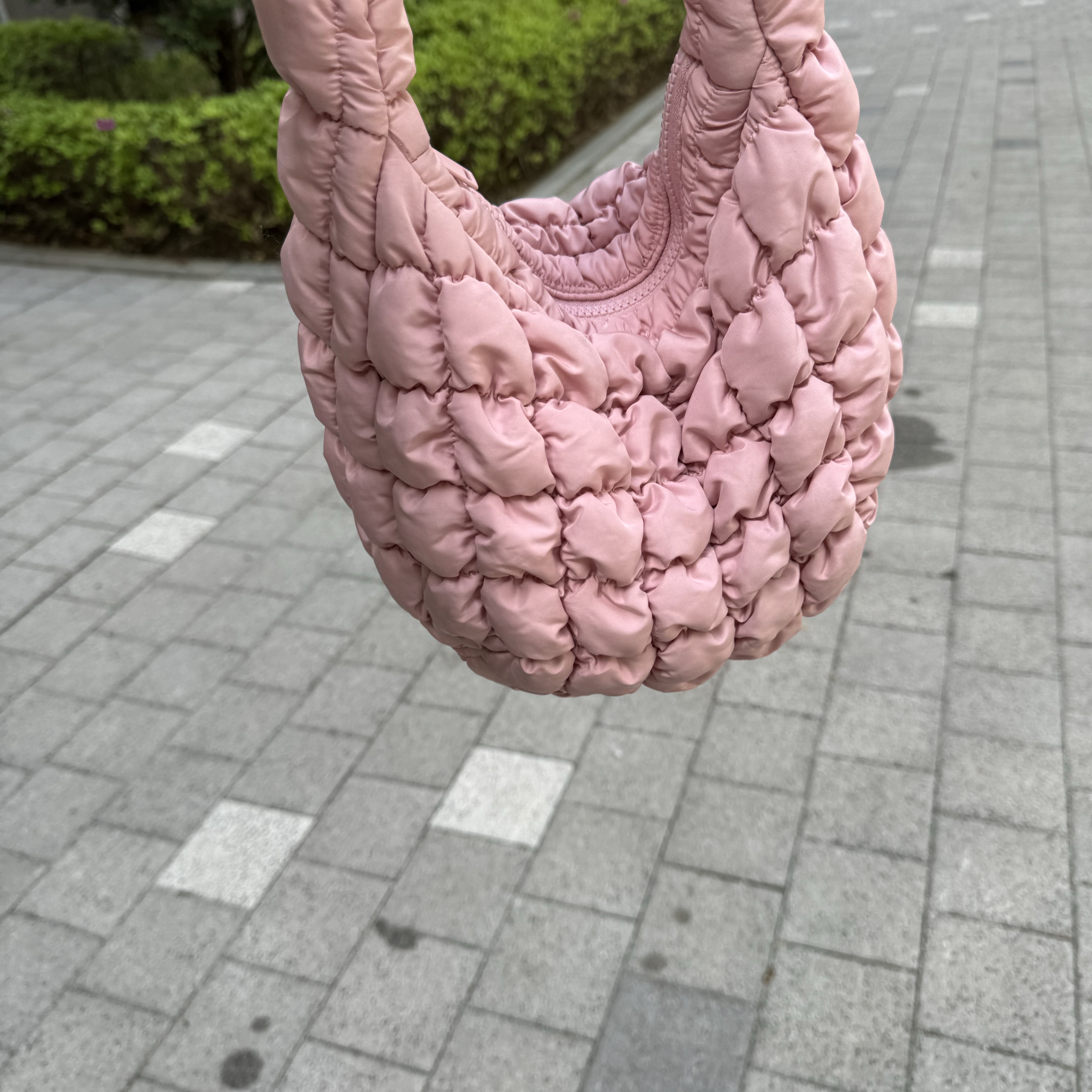 COS Quilted Mini Bag Pink 착용 스타일
