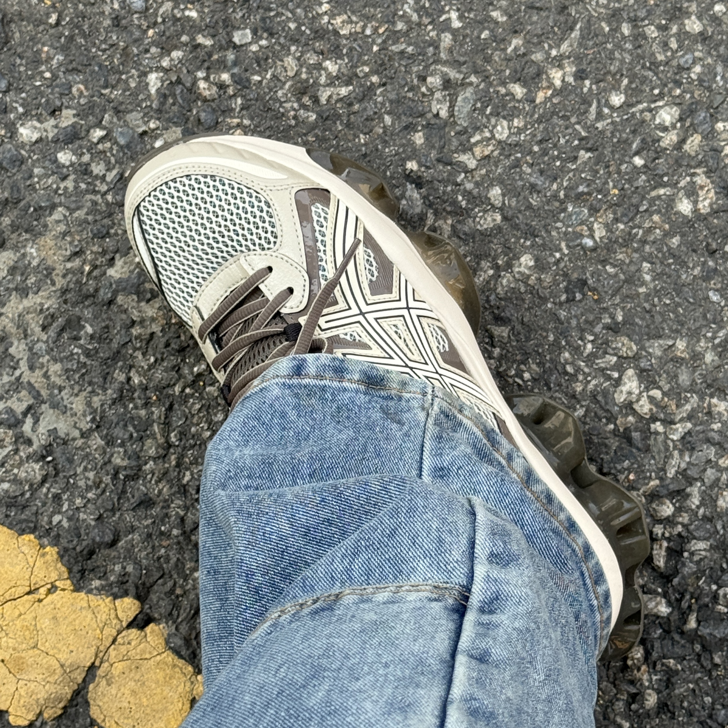 Asics Gel-Quantum Kinetic Birch Dark Taupe 착용 스타일