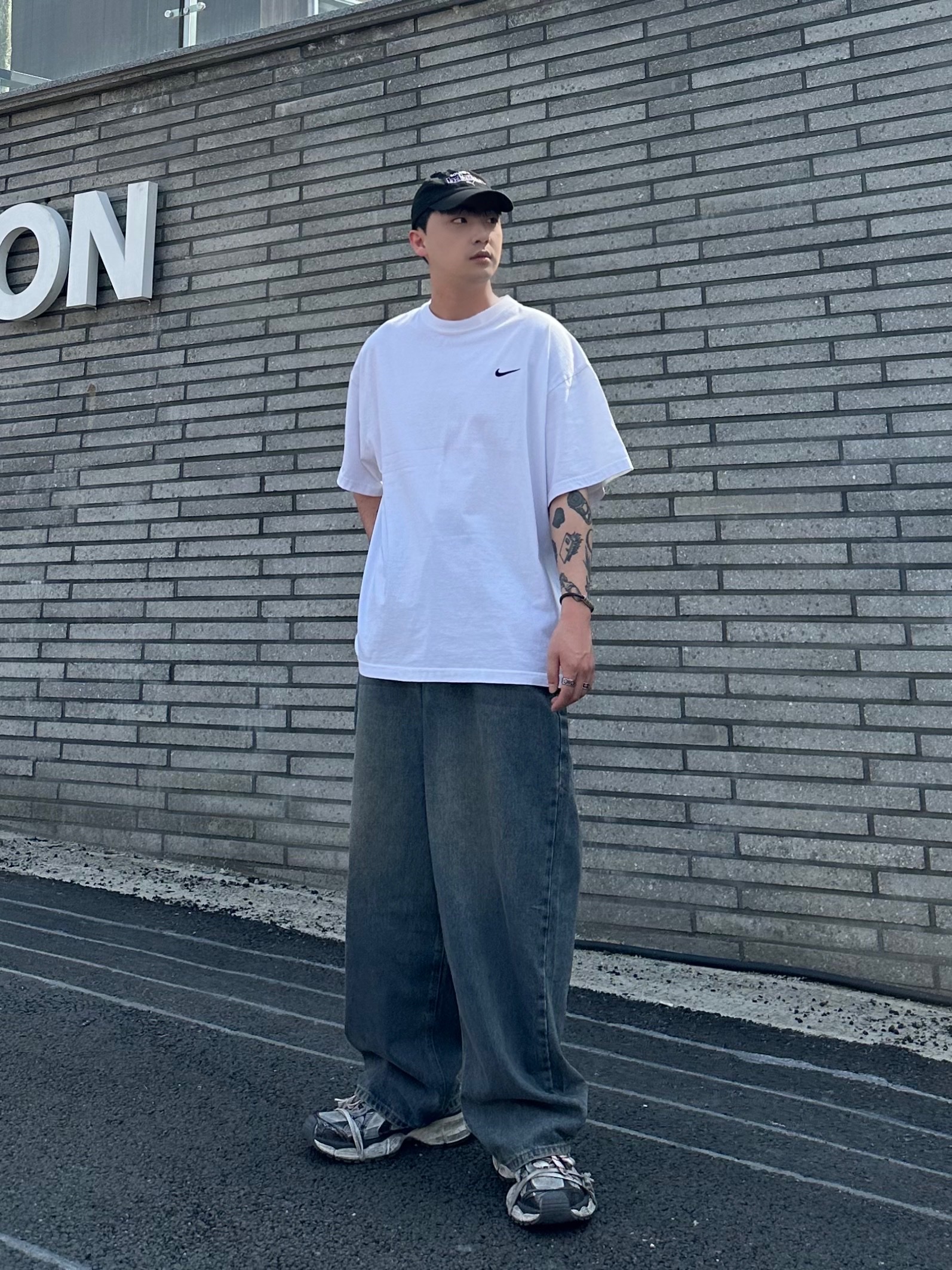 Balenciaga 3XL Sneakers Grey White Red, Nike x Stussy T-Shirt White (DV1775-100) 착용 스타일 - 1