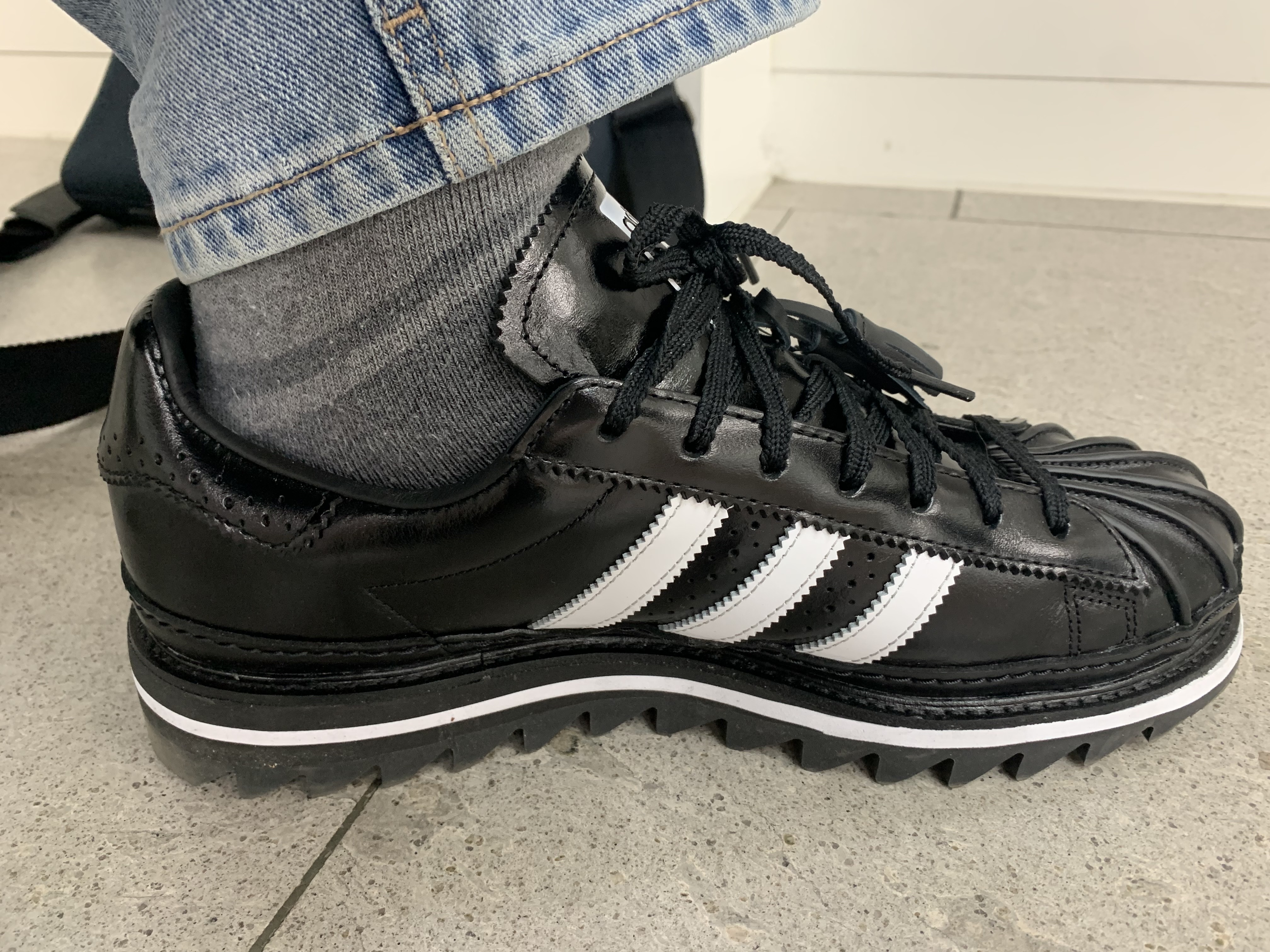 Adidas x Clot Superstar Core Black Cloud White 착용 스타일 - 1