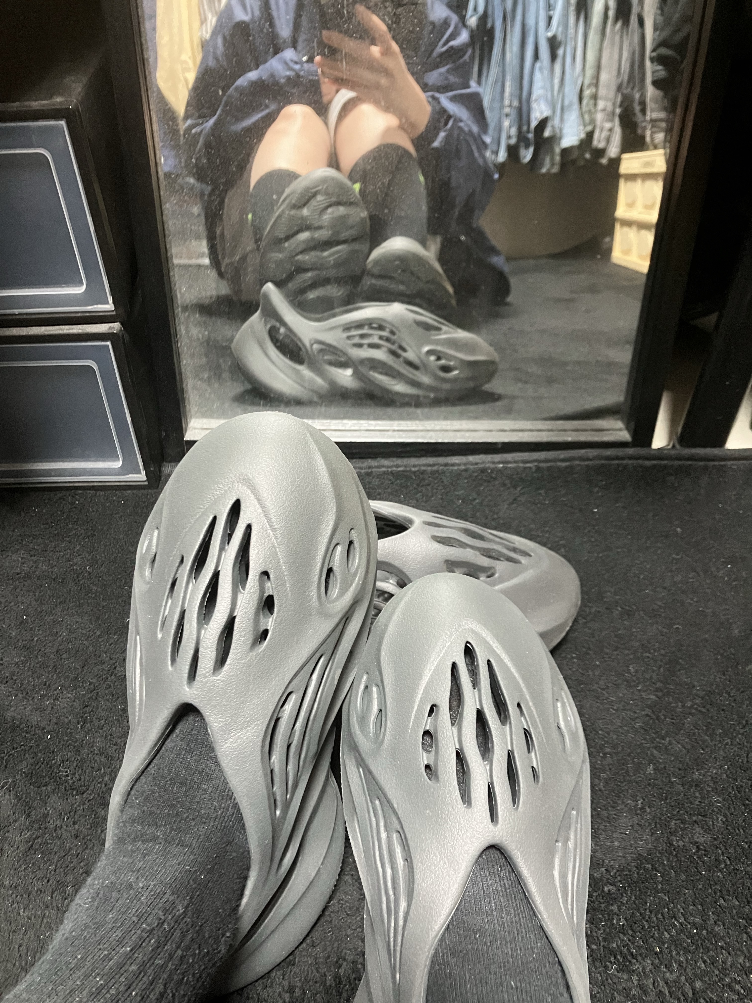 Adidas Yeezy Foam RNNR Carbon, Adidas Yeezy Foam RNNR Onyx 착용 스타일 - 3