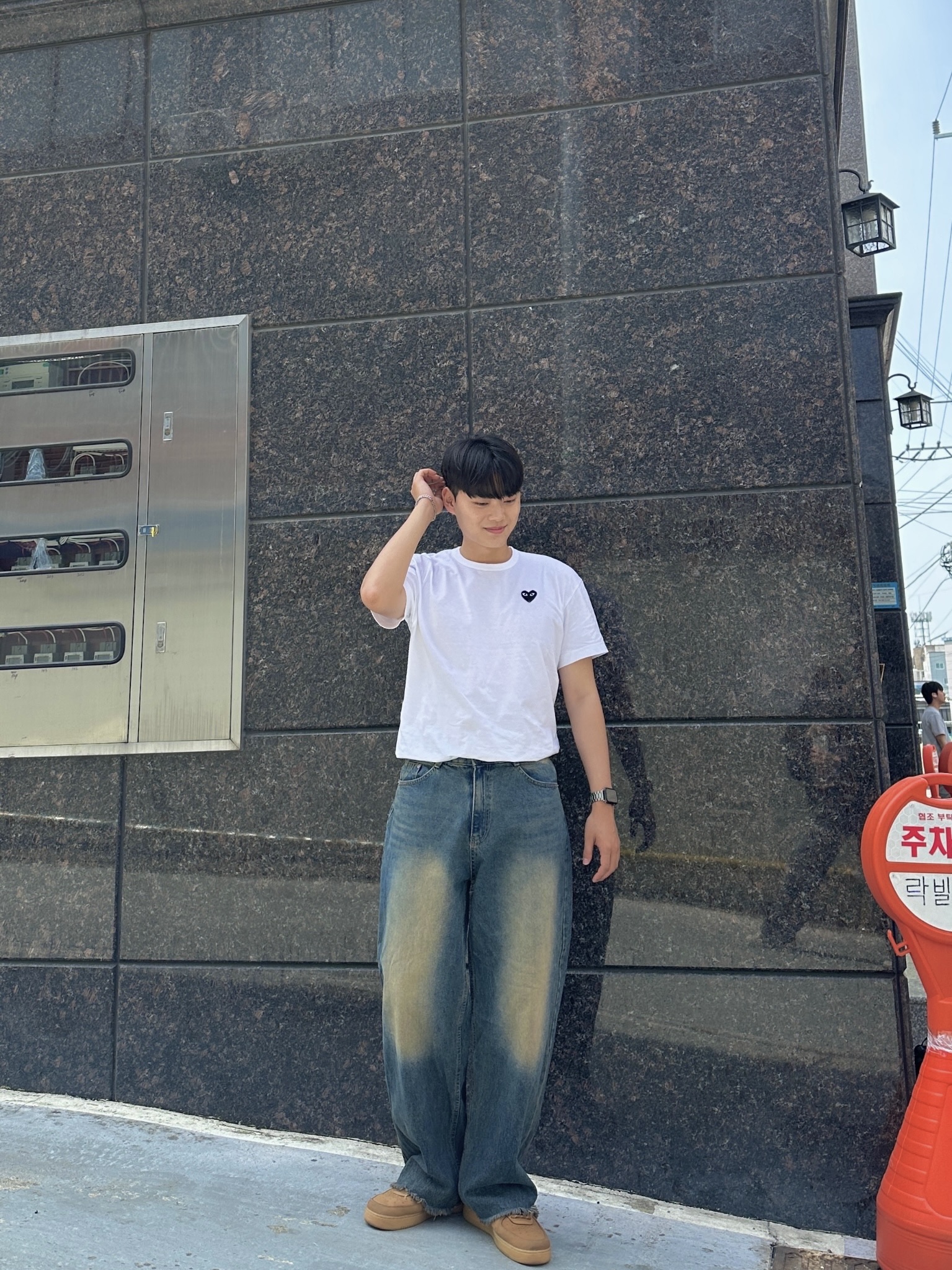 Play Comme des Garcons Black Heart T-Shirt White, Nike Air Force 1 '07 WB Flax 착용 스타일 - 2