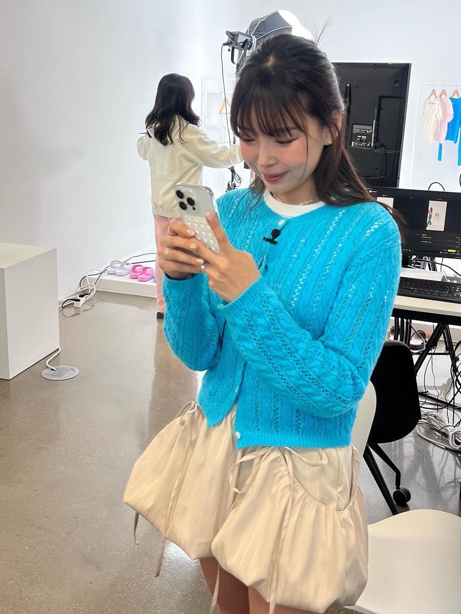 Margarin Fingers Heart Button Cable Cardigan Aqua Blue, Margarin Fingers Heart Button Cable Cardigan Light Pink 착용 스타일