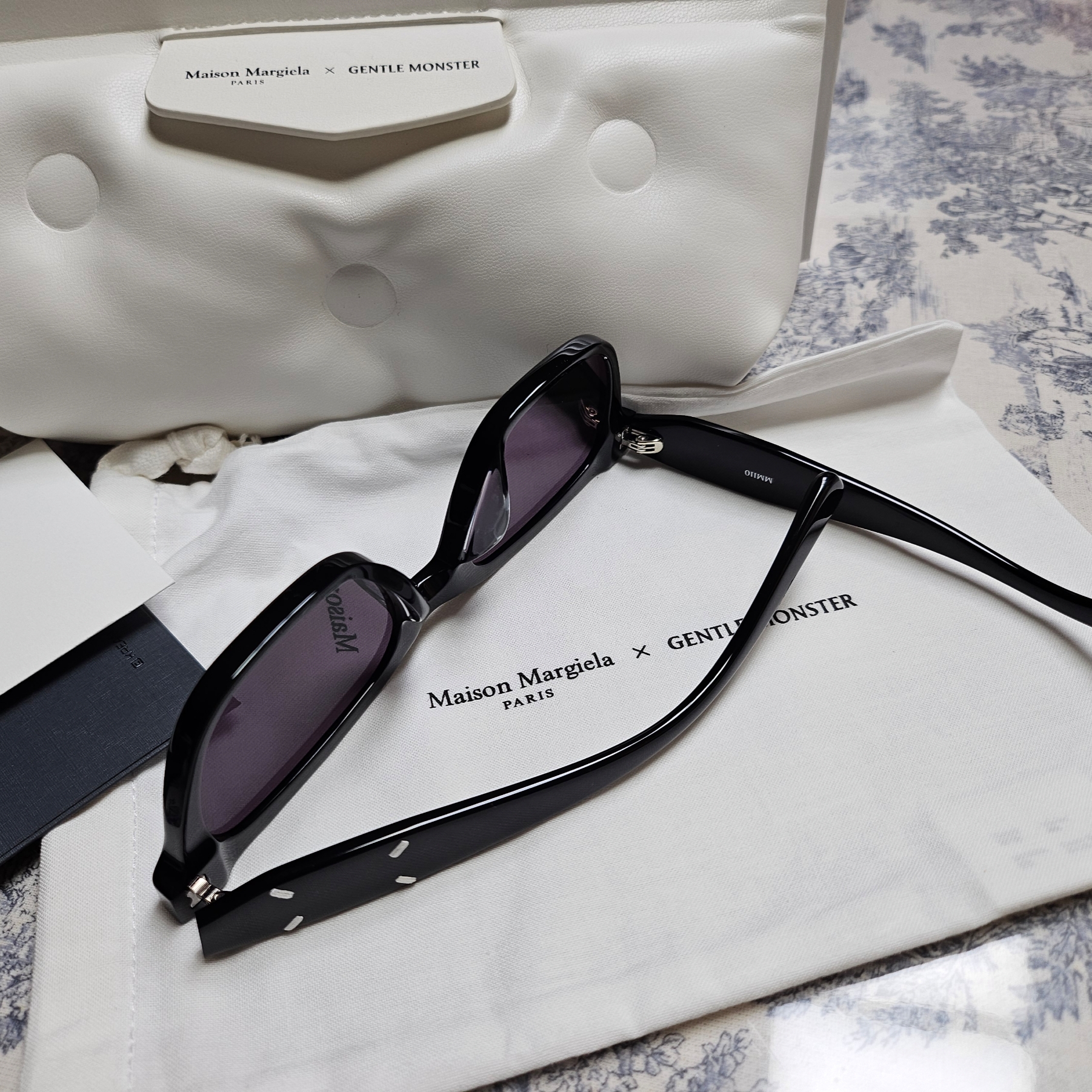 Gentle Monster x Maison Margiela MM110 Black Black 착용 스타일