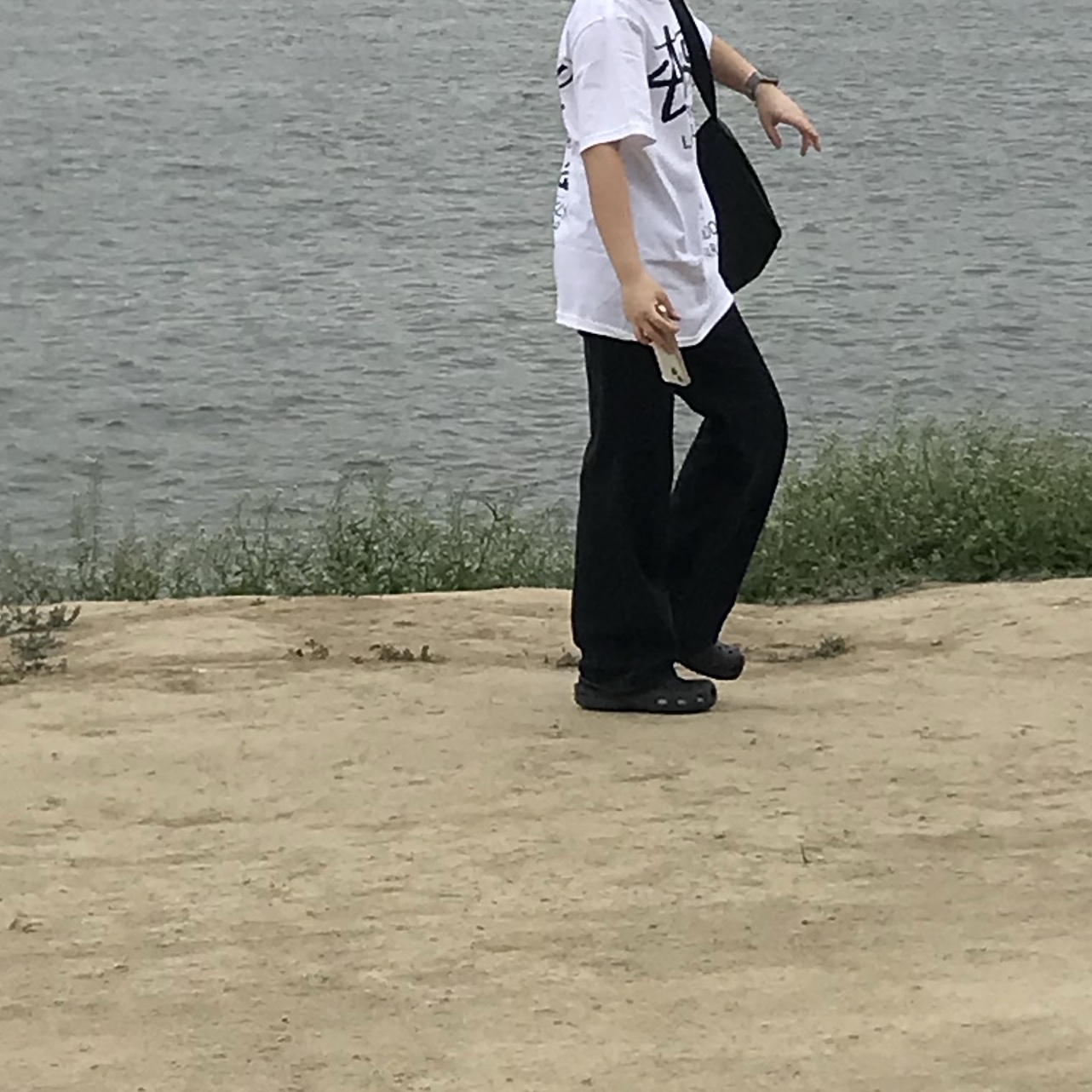 Stussy World Tour T-Shirt White 2023, Crocs Classic Clog Black 착용 스타일 - 2