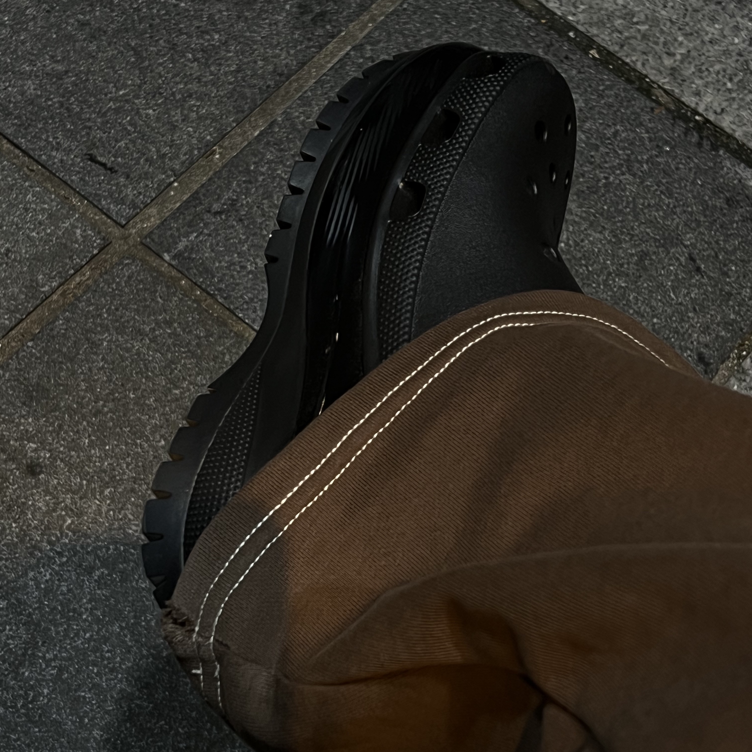 (W) Crocs Classic Mega Crush Clog Black 착용 스타일