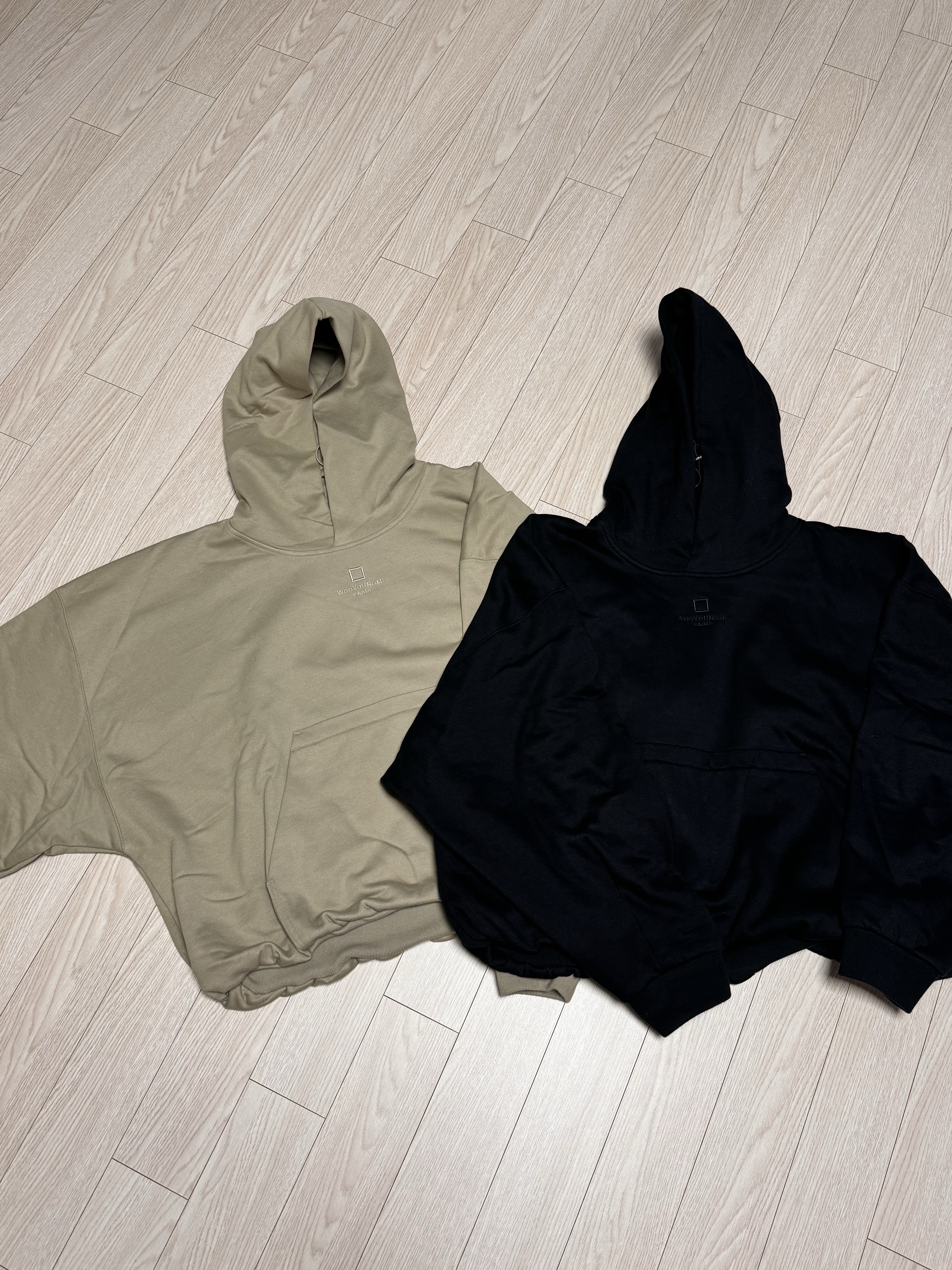 Wooyoungmi Flower Print Back Logo Hoodie Black - 21SS, Wooyoungmi Flower Print Back Logo Hoodie Black - 22SS 착용 스타일 - 3