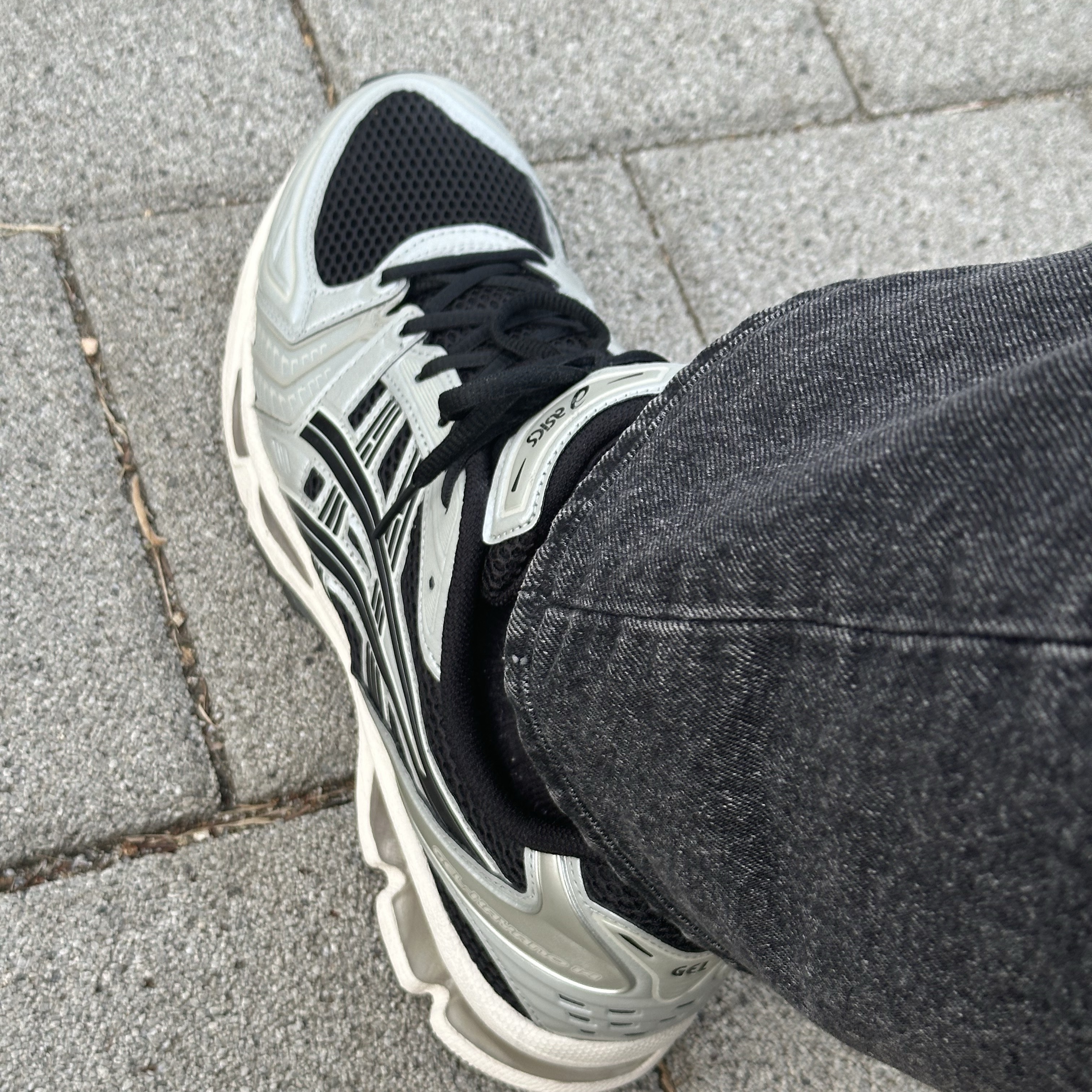 Asics Gel-Kayano 14 Black Seal Grey 착용 스타일