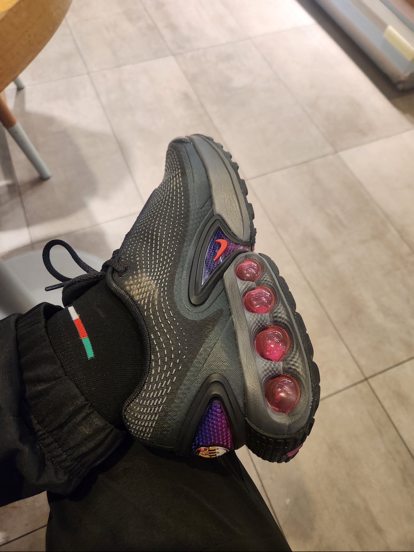 Nike Air Max Dn Black Light Crimson 착용 스타일 - 3