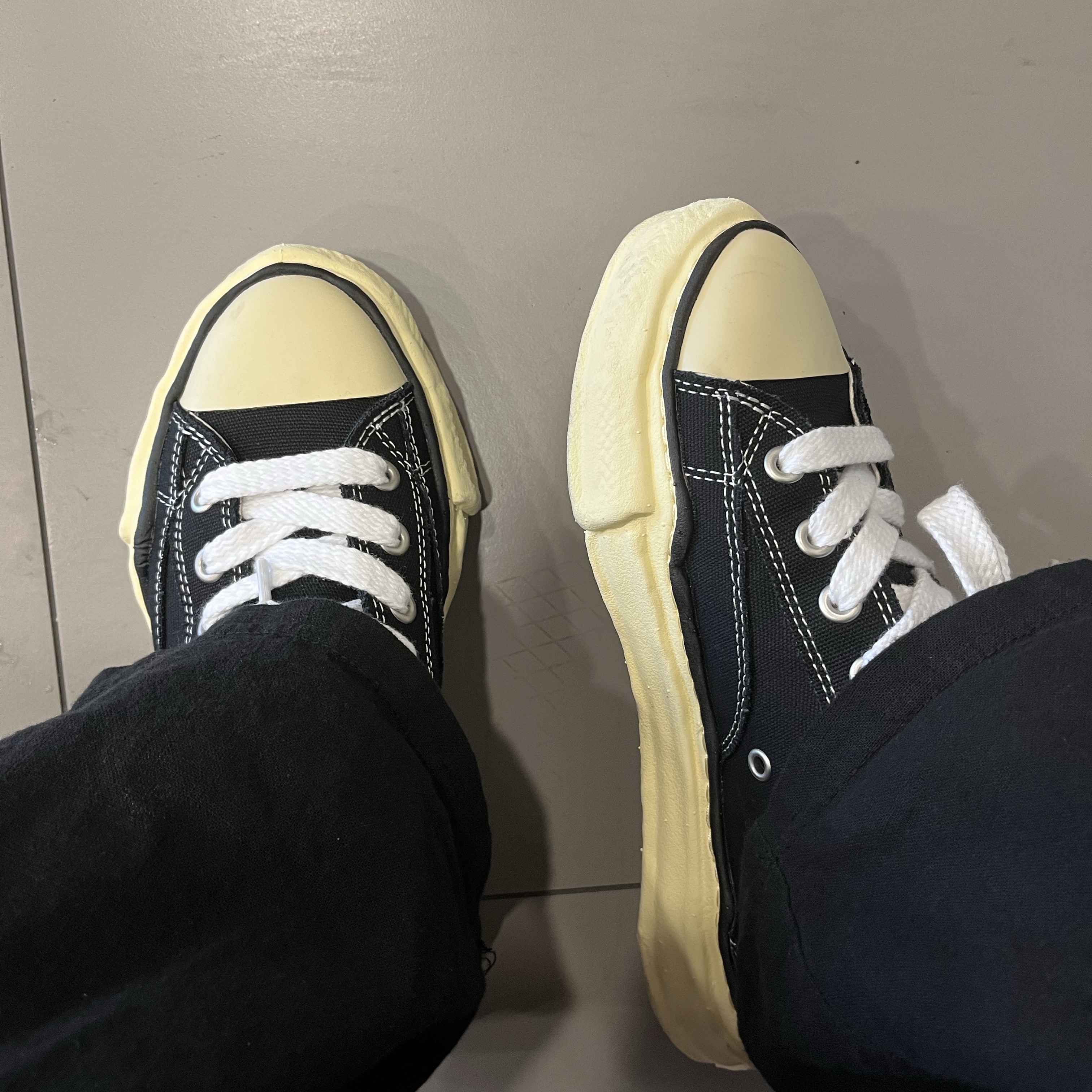 Maison Mihara Yasuhiro Peterson VL OG Sole Canvas Low-top Sneakers Black 착용 스타일