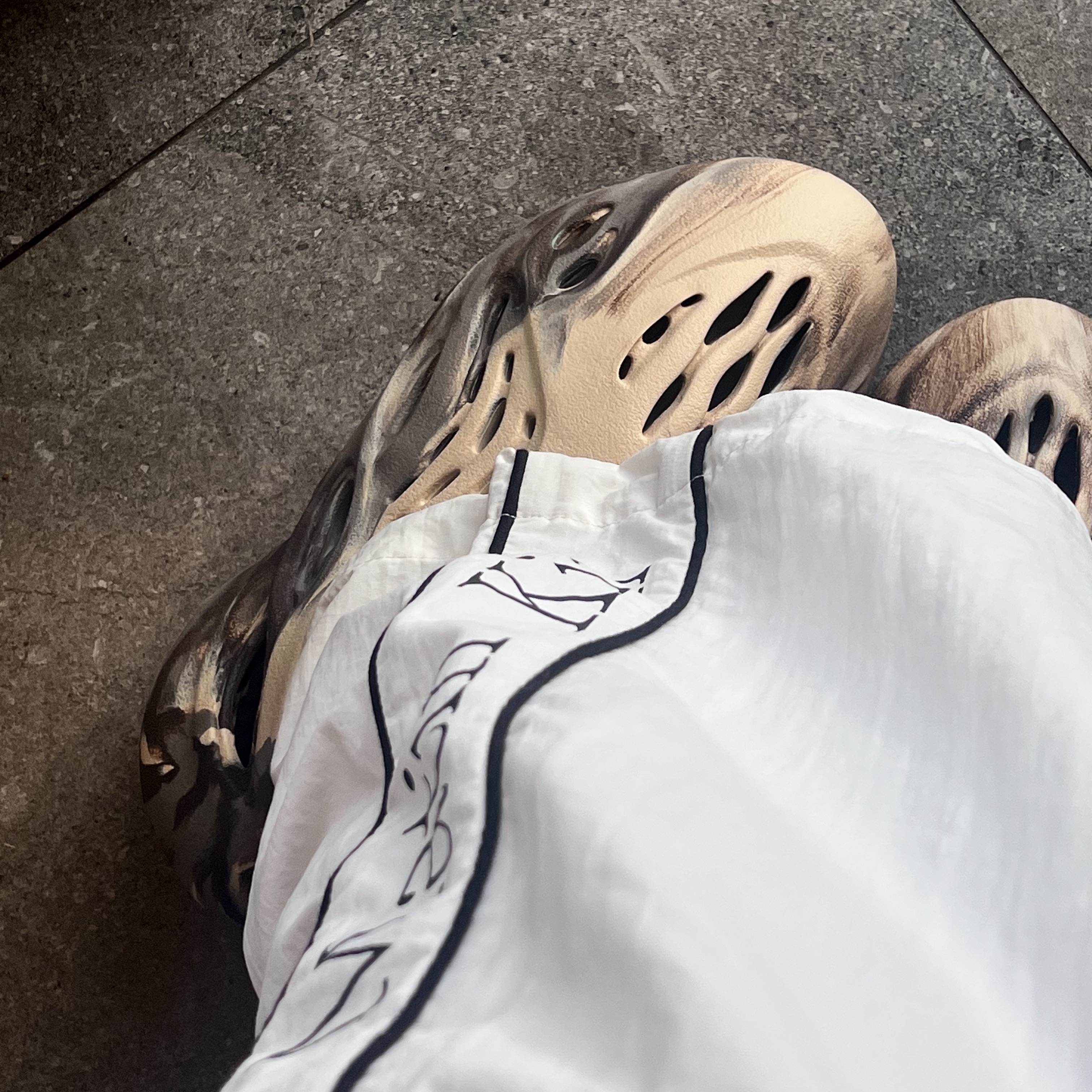 Adidas Yeezy Foam RNNR MX Cream Clay 착용 스타일