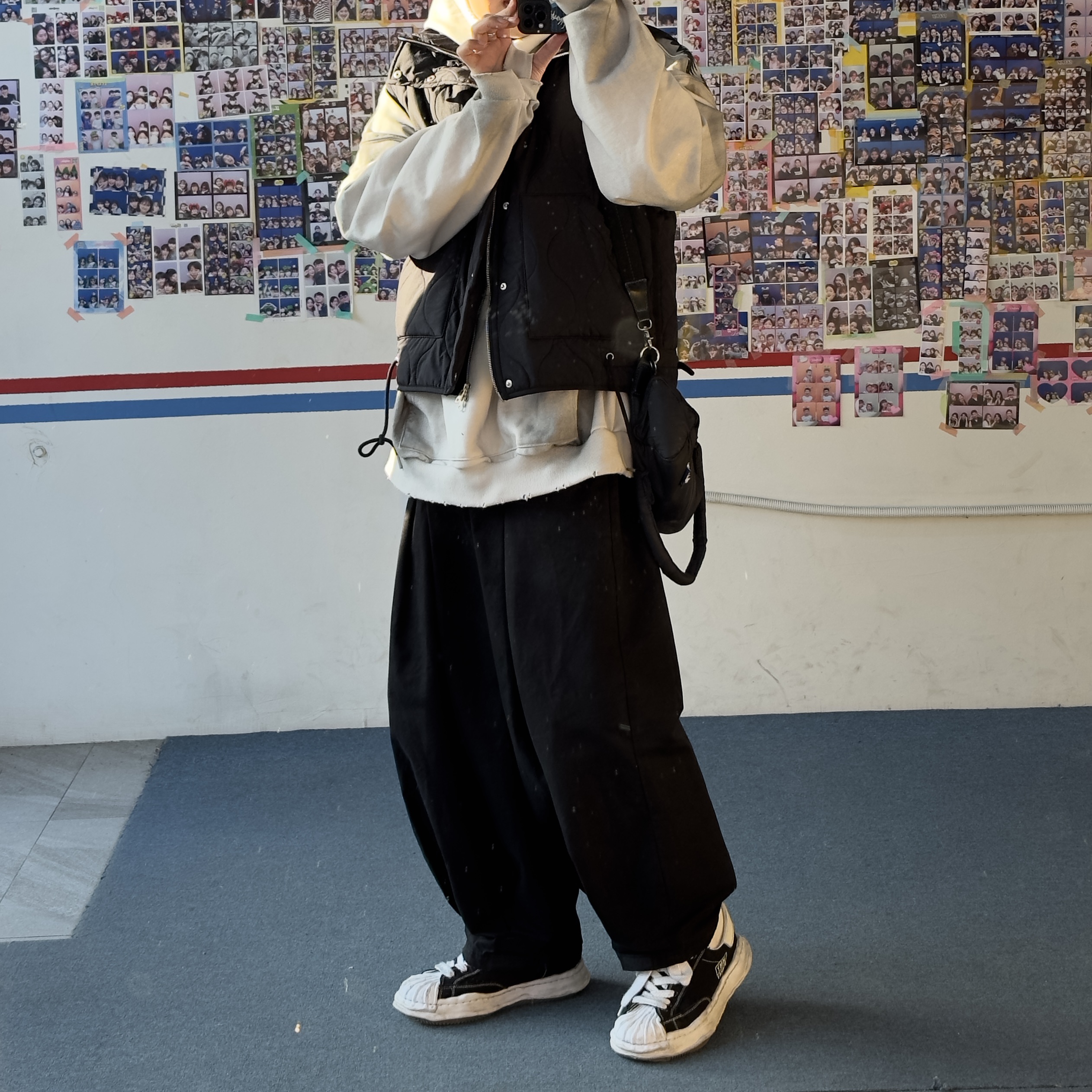 Ader Error x Zara Shoulder Bag Black, Maison Mihara Yasuhiro Blakey OG Sole Canvas Low-top Sneakers Black White 착용 스타일 - 1
