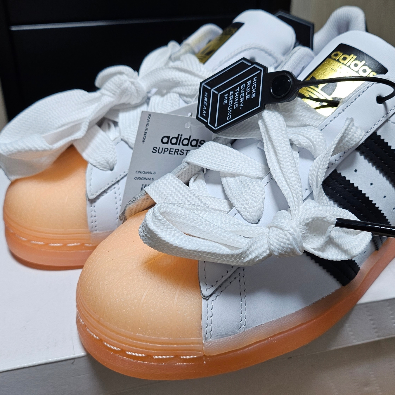 (W) Adidas Superstar White Black Haze Coral 착용 스타일 - 2