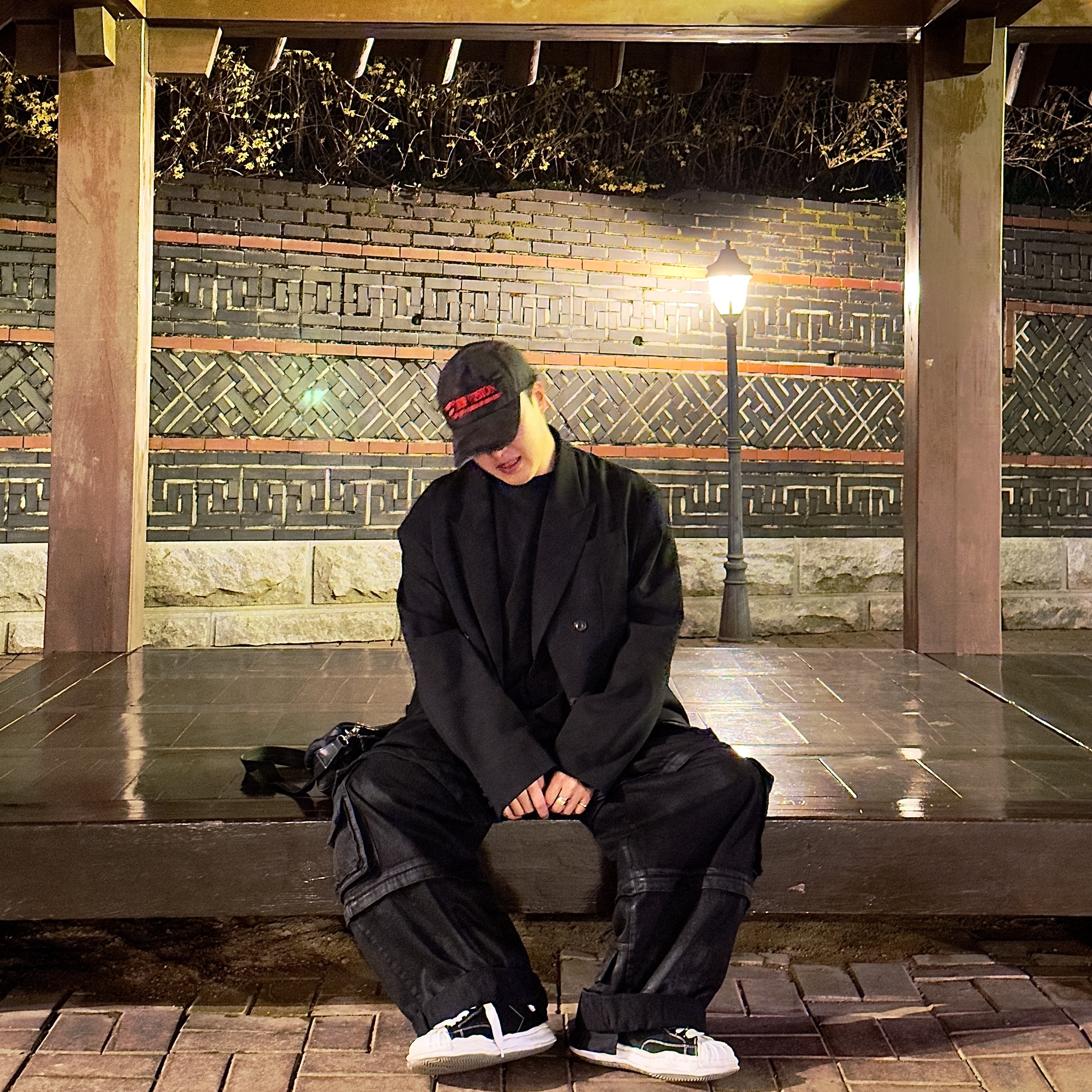 Project G/R Oversized Convertible Cargo Pants Coated Black, Maison Mihara Yasuhiro Blakey OG Sole Canvas Low-top Sneakers Black White 착용 스타일 - 1