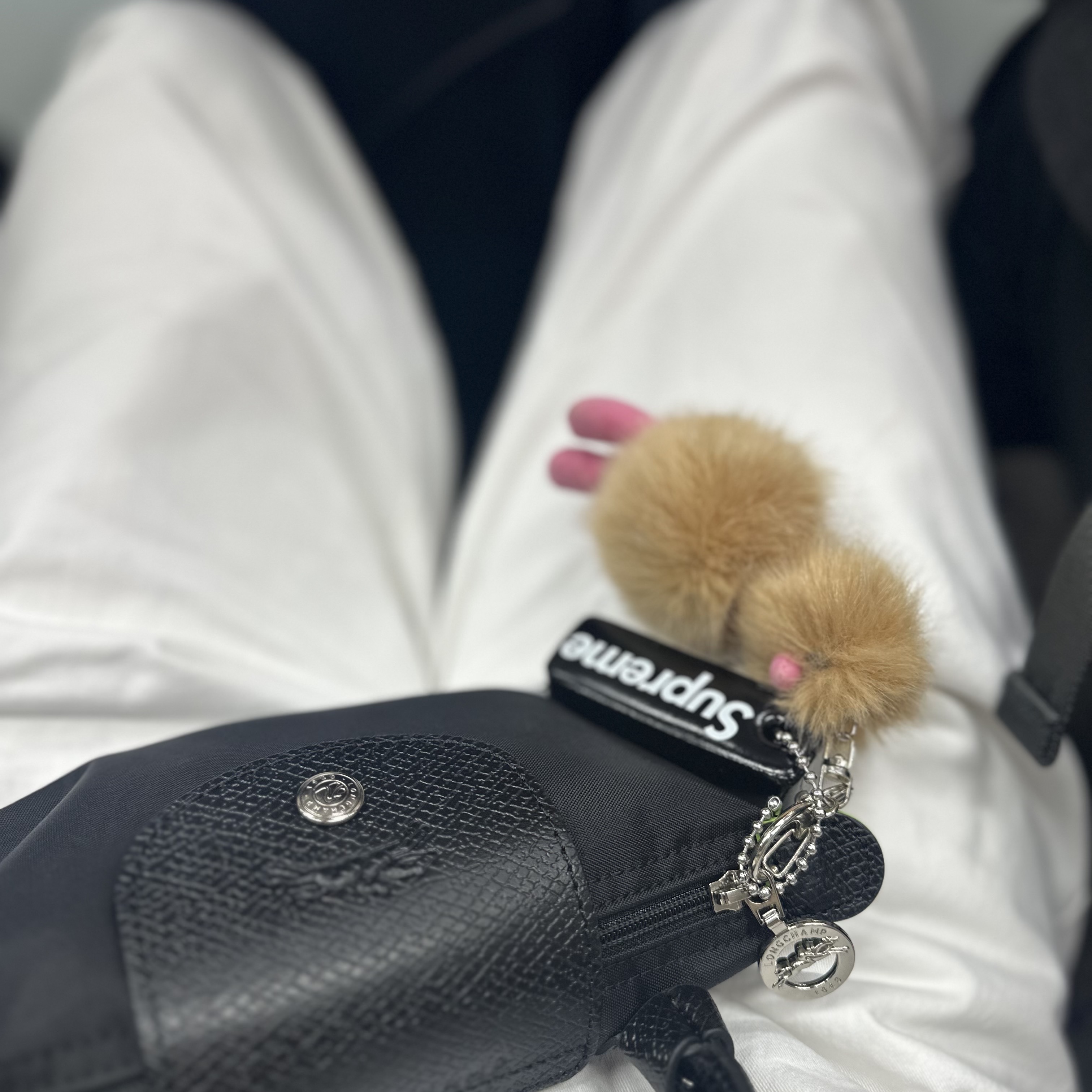 Supreme Floating Keychain Black - 23FW, Longchamp Le Pliage Green Handle Pouch Black 착용 스타일