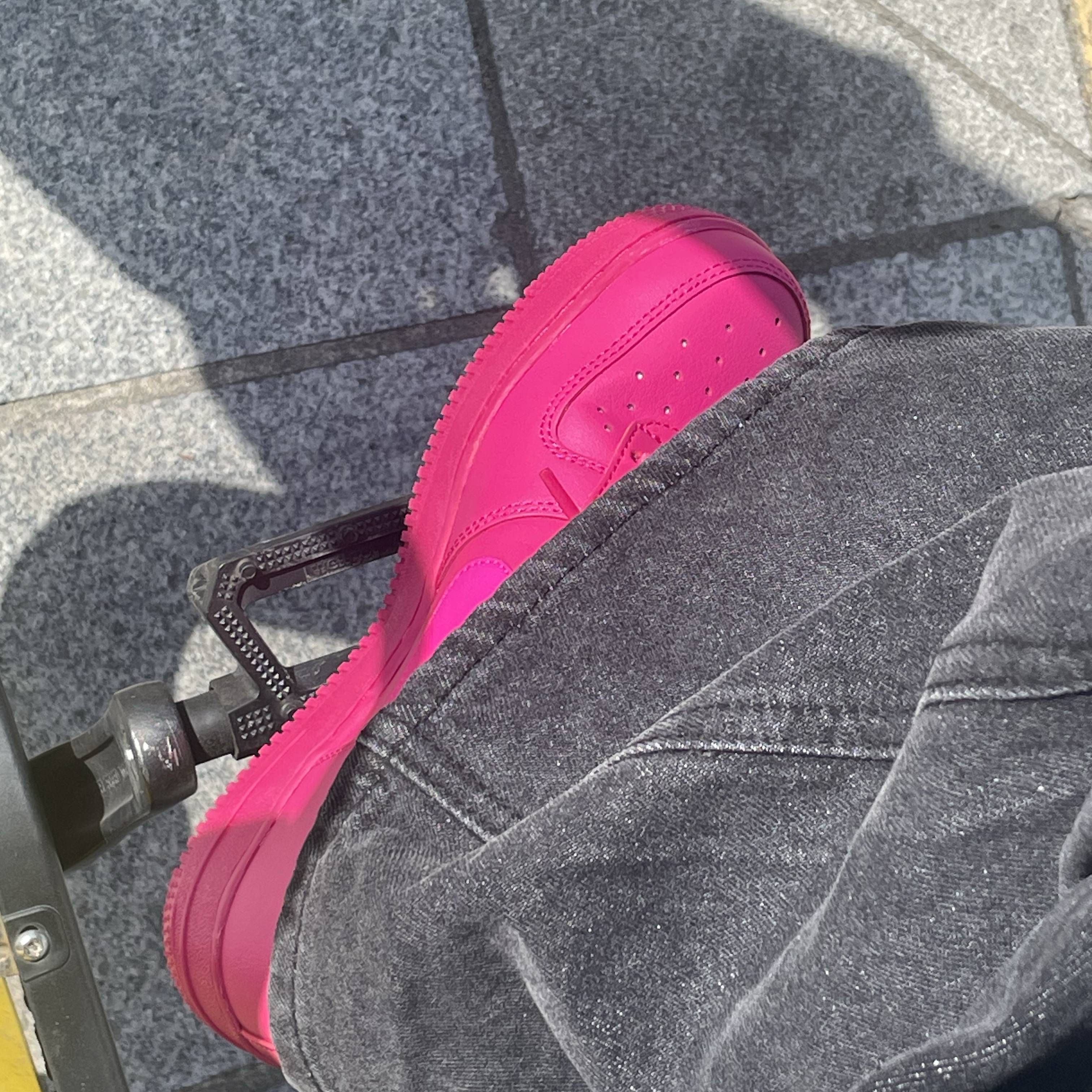 (W) Nike Air Force 1 '07 Fireberry Fierce Pink 착용 스타일 - 2