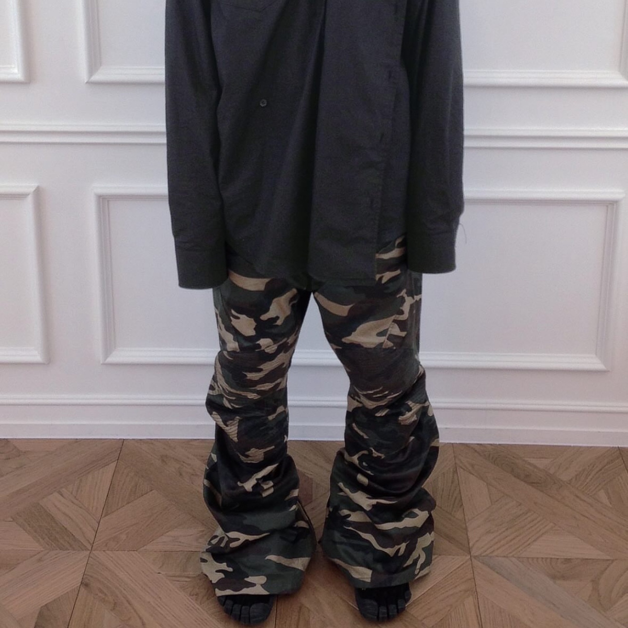 Project G/R Coated Biker Armoured Flare Pants Camo 착용 스타일
