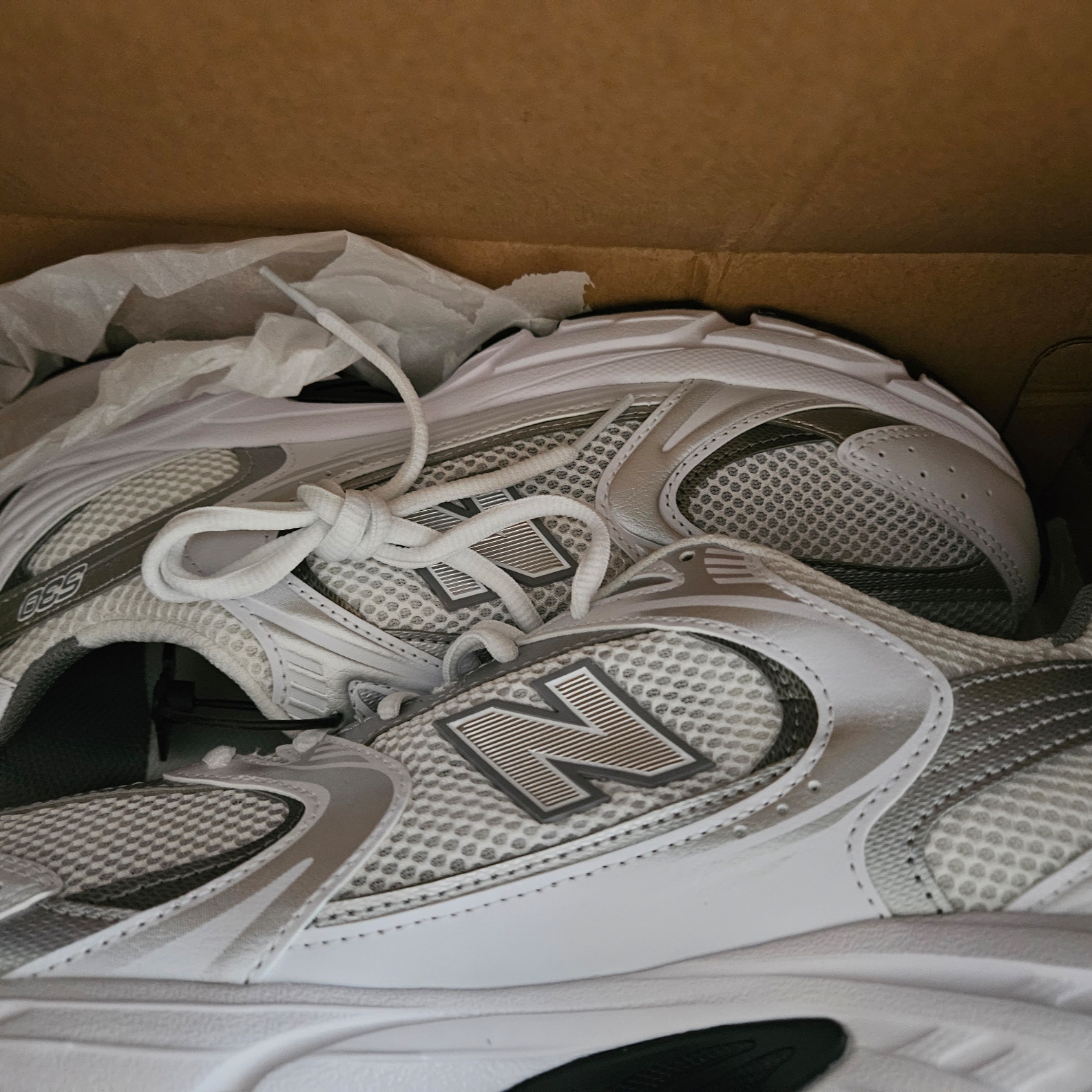 New Balance 530 White Silver 착용 스타일