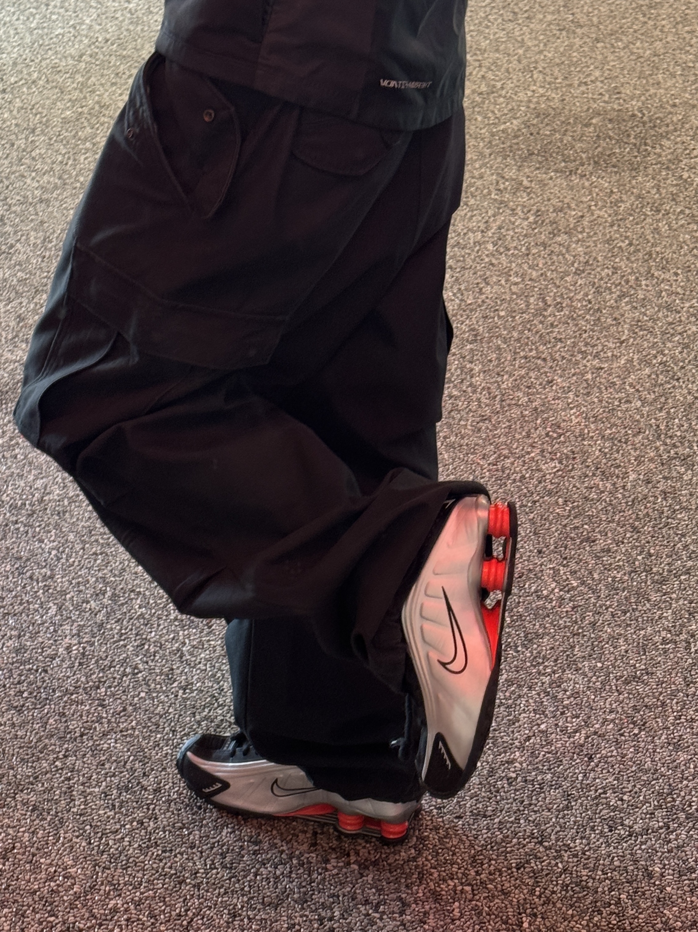 Nike Shox R4 Black and Metallic Silver 착용 스타일