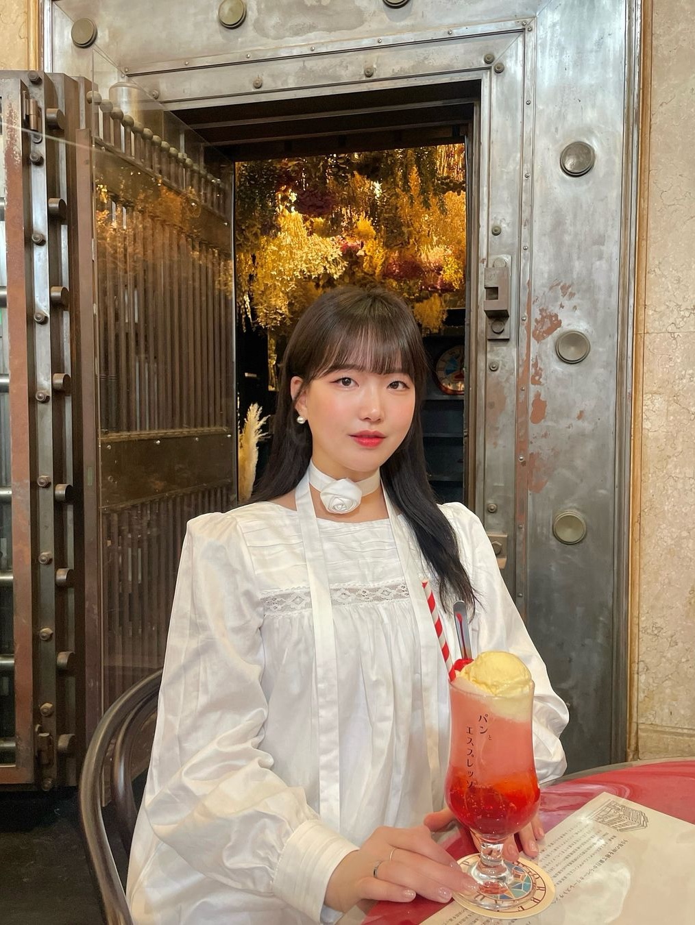 Margarin Fingers Rosy Scarf One Piece White 착용 스타일