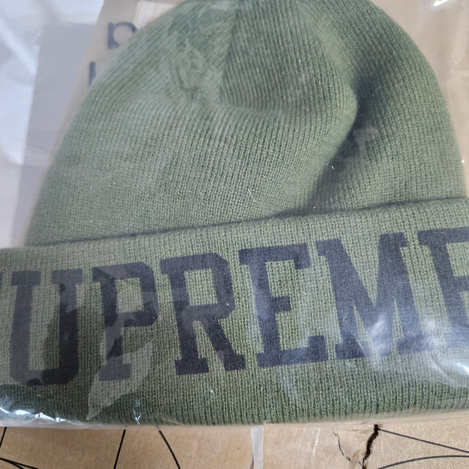 Supreme New Era Varsity Beanie Olive - 23FW 착용 스타일 - 2