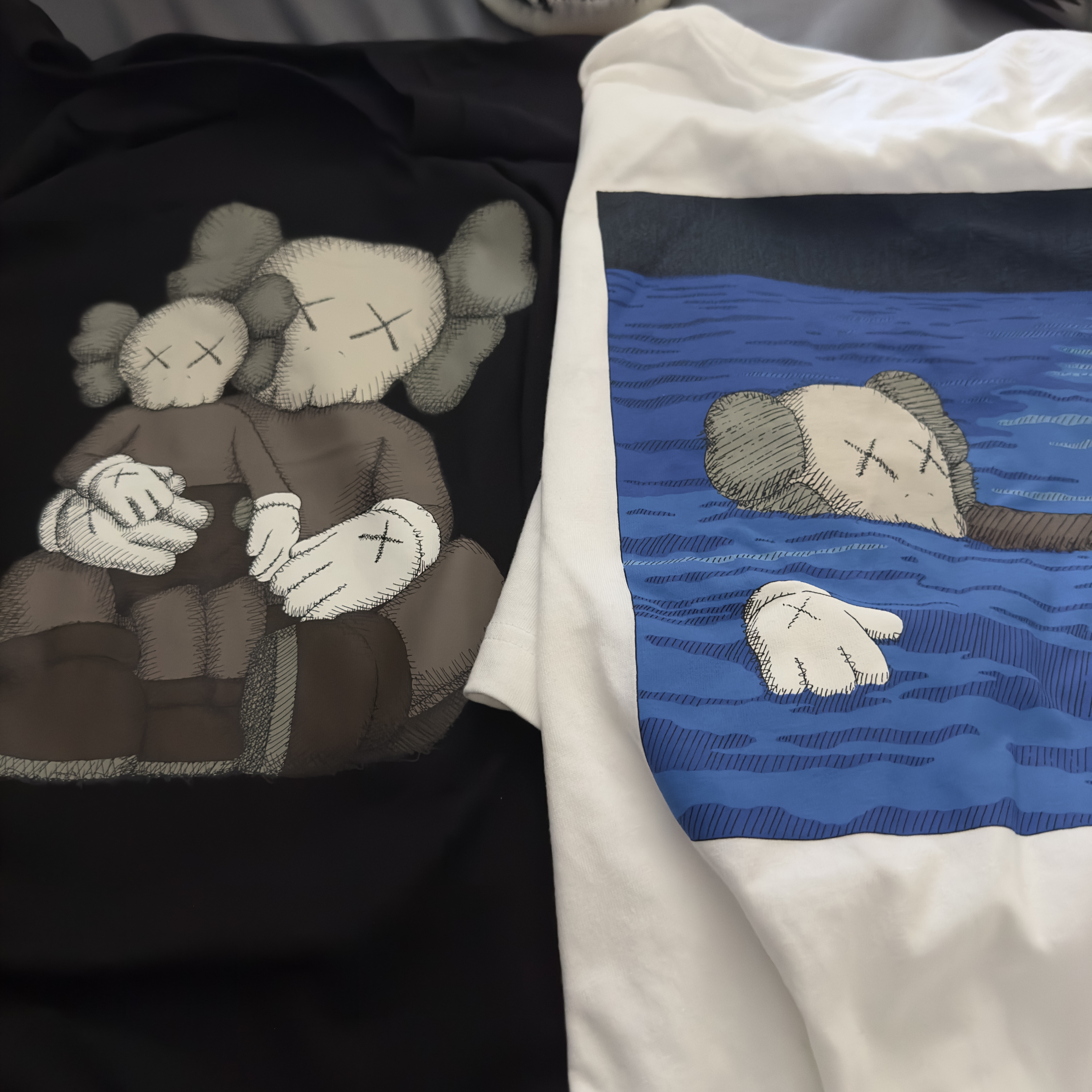 Uniqlo UT x Kaws Short Sleeve Graphic T-Shirt White, Uniqlo UT x Kaws Short Sleeve Graphic T-Shirt Black 착용 스타일
