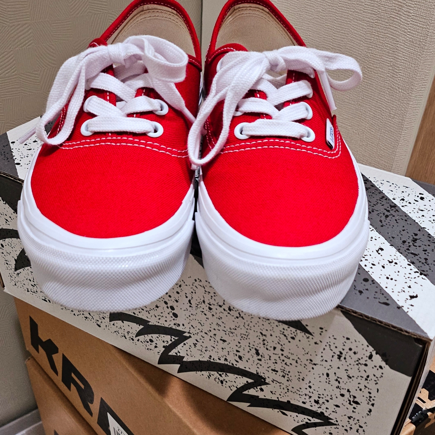 Vans Vault OG Authentic LX Red 착용 스타일