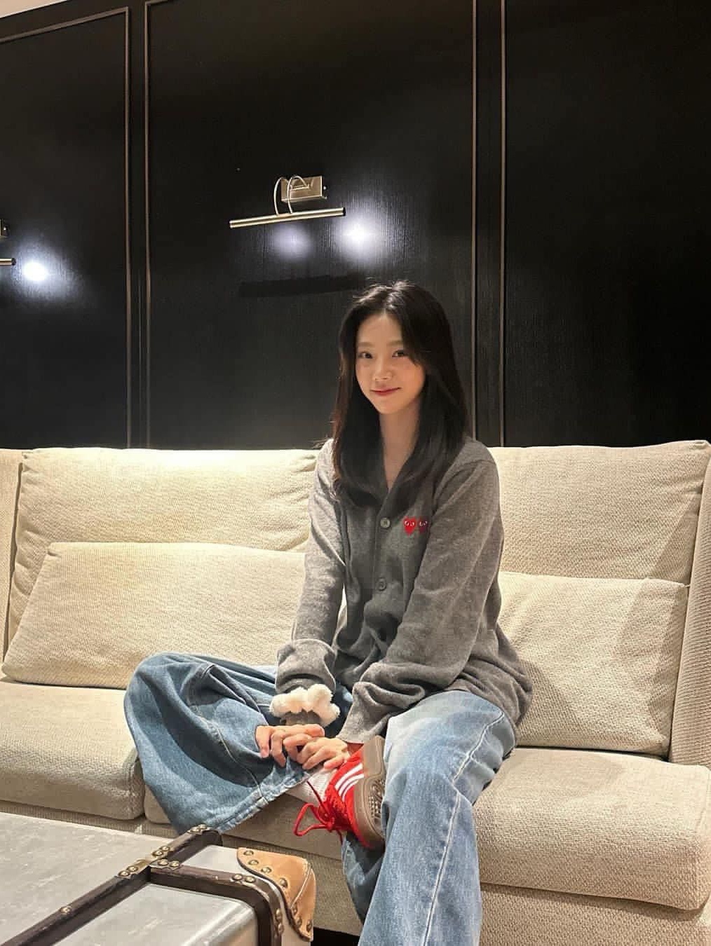 Play Comme des Garcons White Heart Knit Cardigan Black, (W) Play Comme des Garcons Double Heart Cardigan Red 착용 스타일 - 6