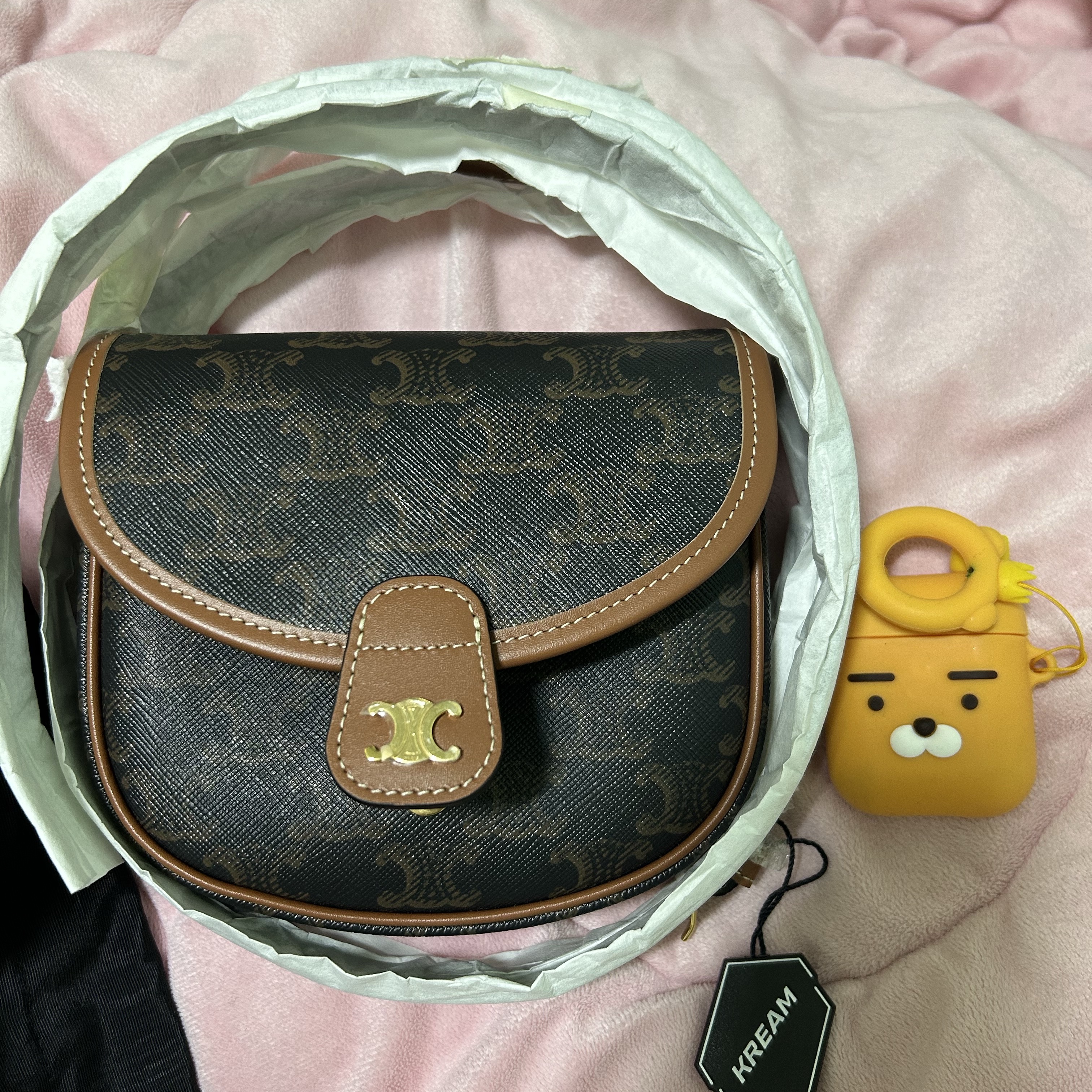 Celine Mini Besace in Triomphe Canvas and Calfskin Tan 착용 스타일 - 2