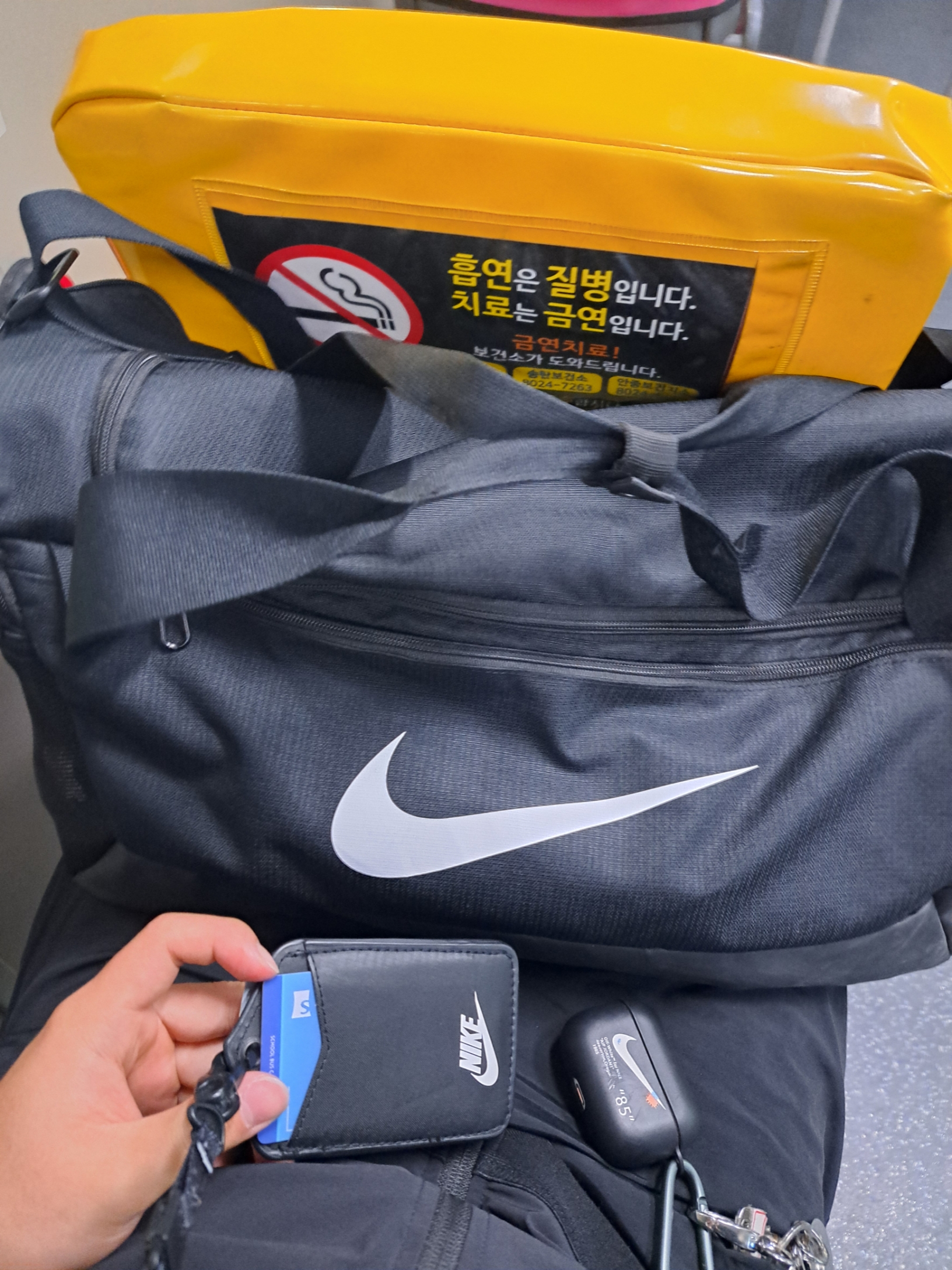 Nike Brasilia 9.5 Training Duffle Bag Small 41L Black, Apple AirPods Pro 2nd Gen (Korean Ver.) 착용 스타일