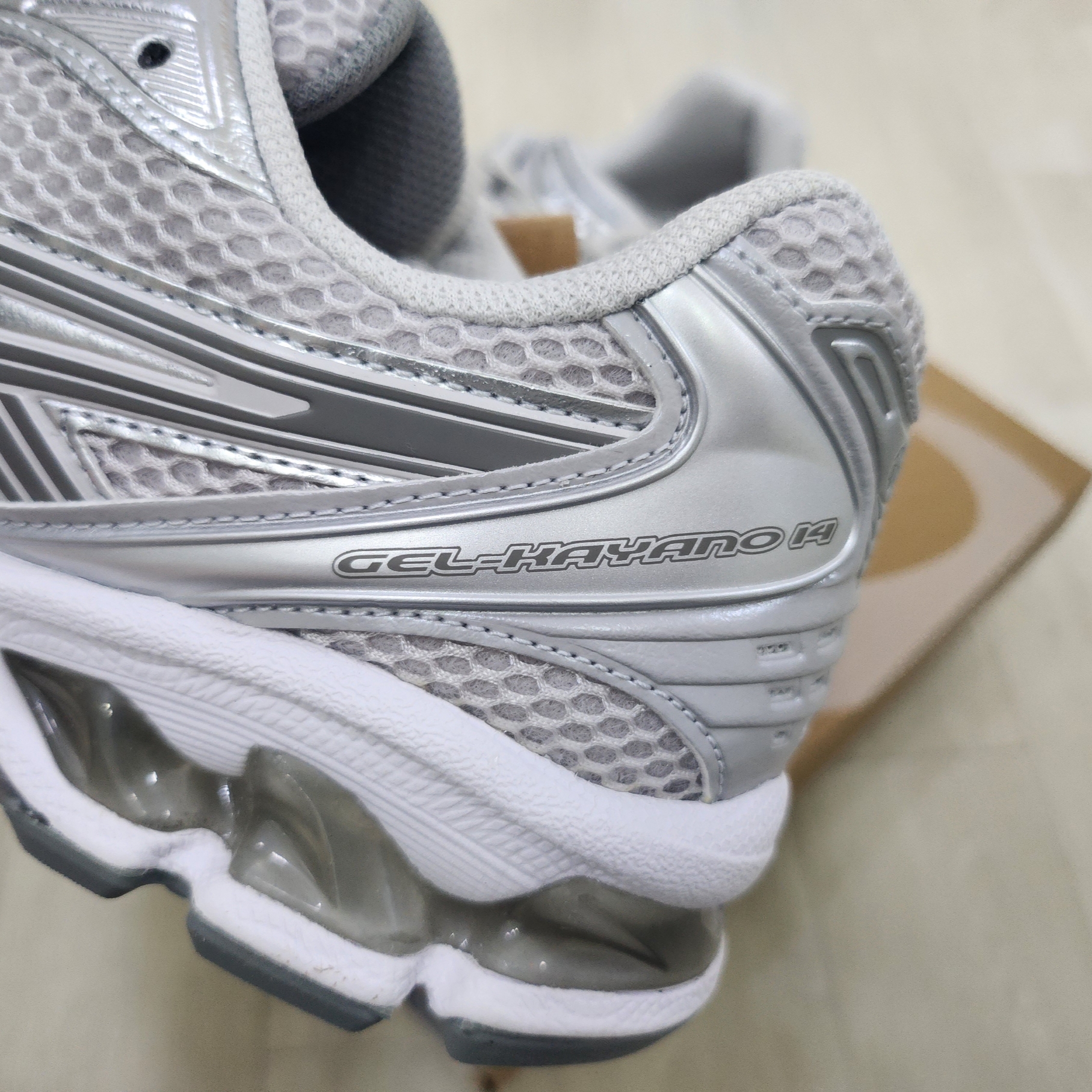 (W) Asics Gel-Kayano 14 Cloud Grey Clay Grey 착용 스타일 - 3
