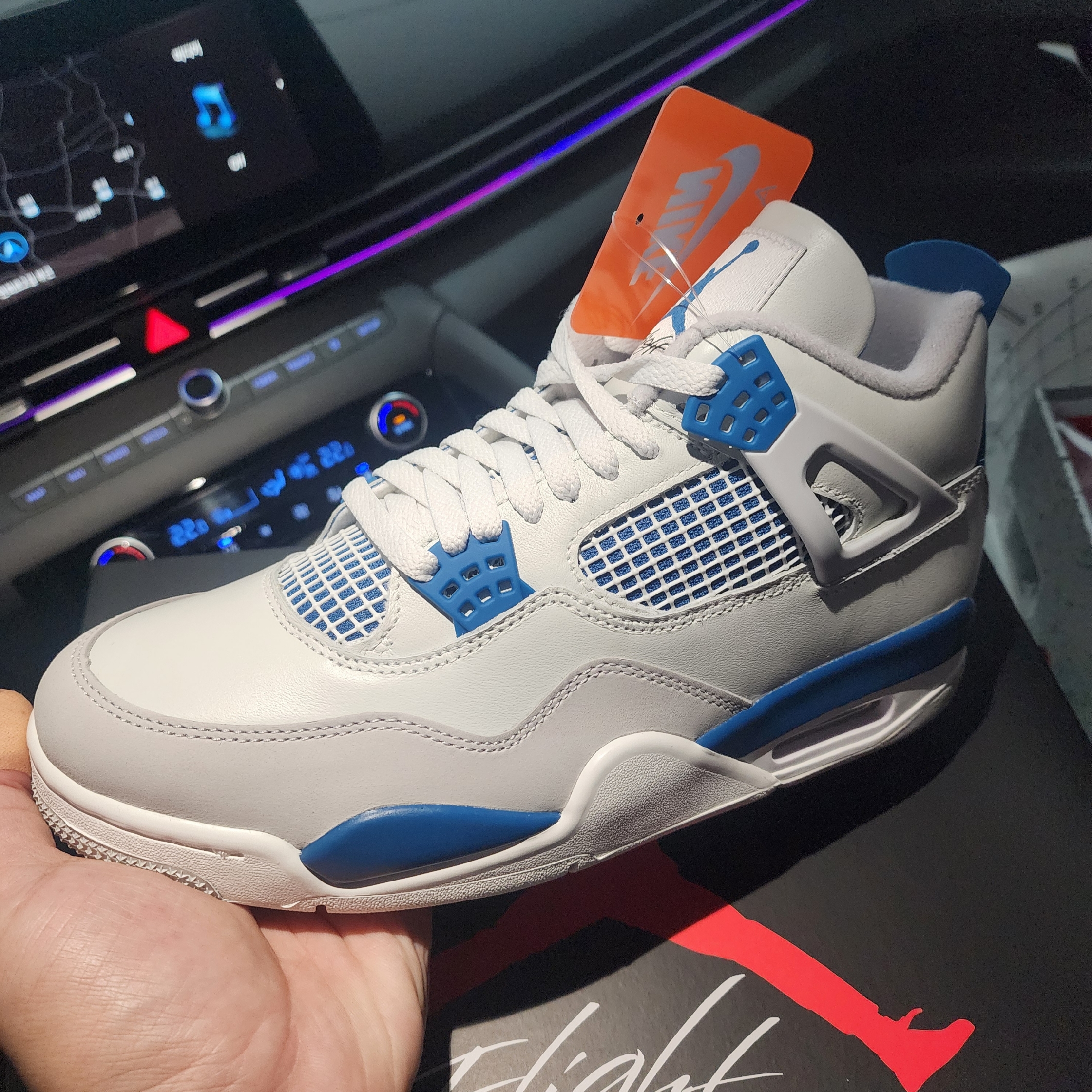 Jordan 4 Retro Industrial Blue 착용 스타일