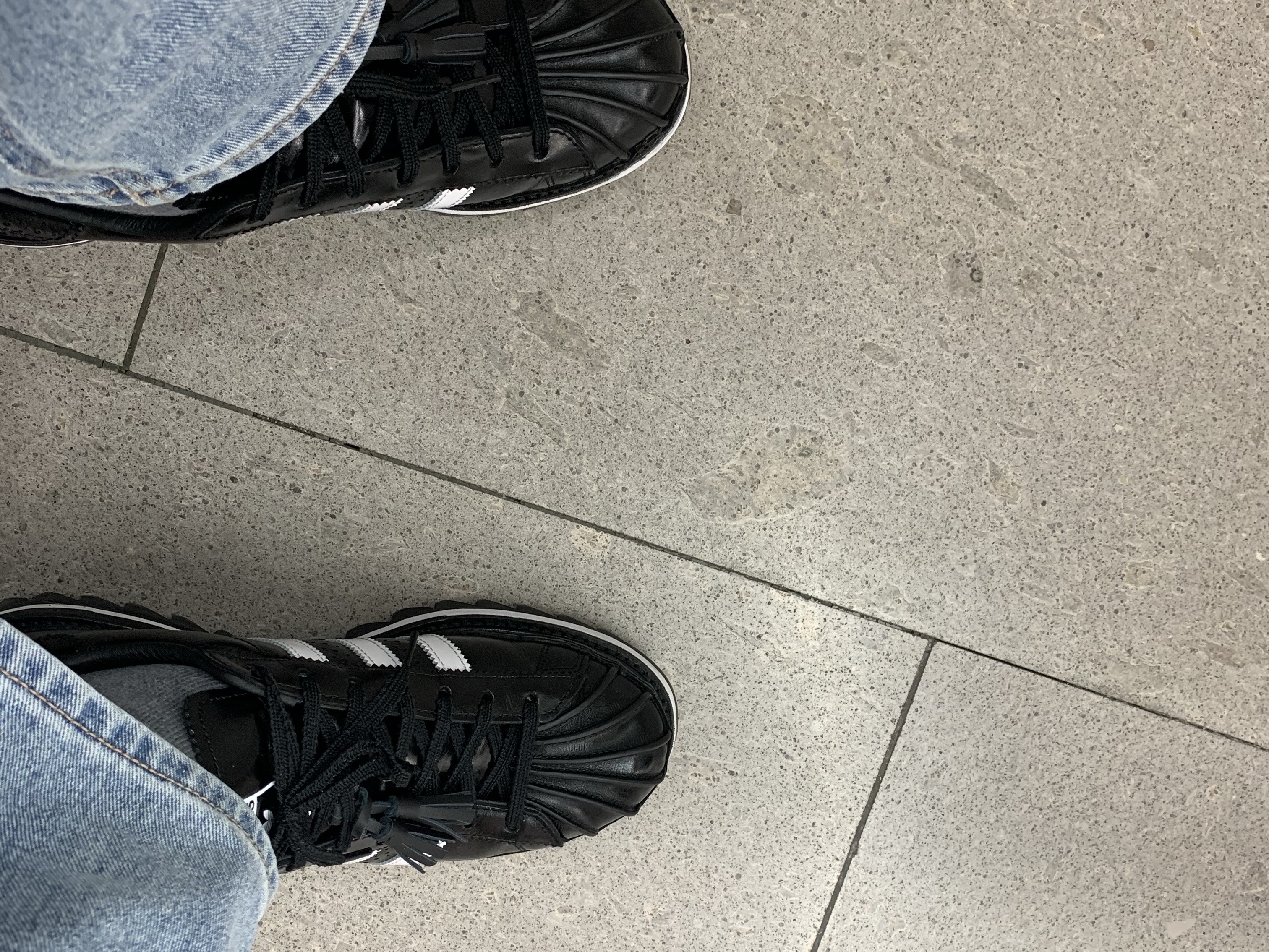Adidas x Clot Superstar Core Black Cloud White 착용 스타일 - 2