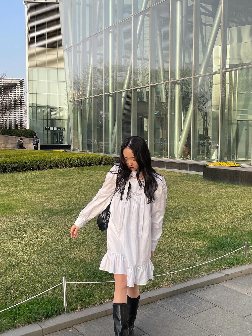 Margarin Fingers Rosy Scarf One Piece White 착용 스타일