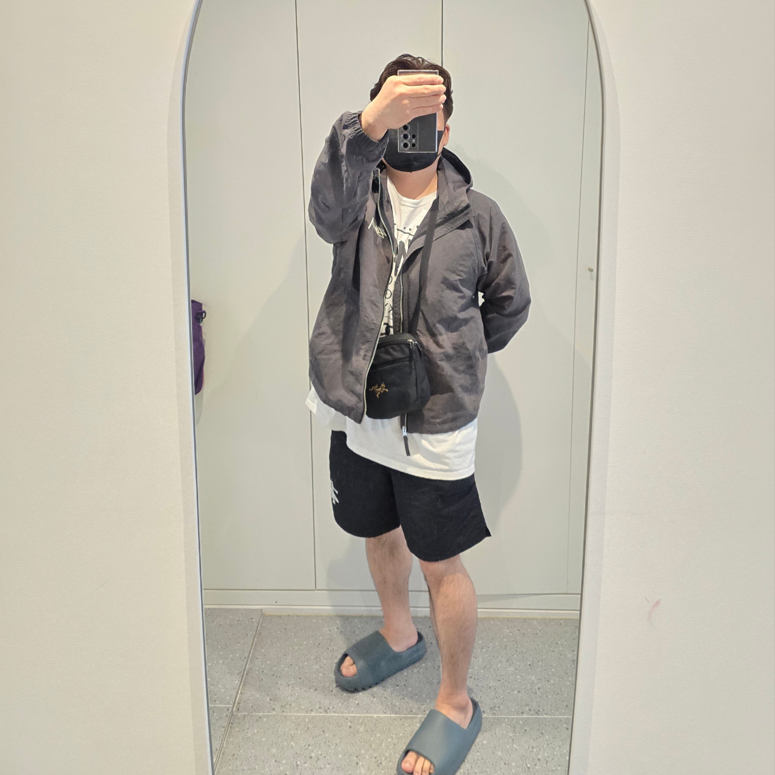 Adidas Yeezy Slide Slate Marine, Stussy Big Basic Water Shorts Black 착용 스타일 - 2
