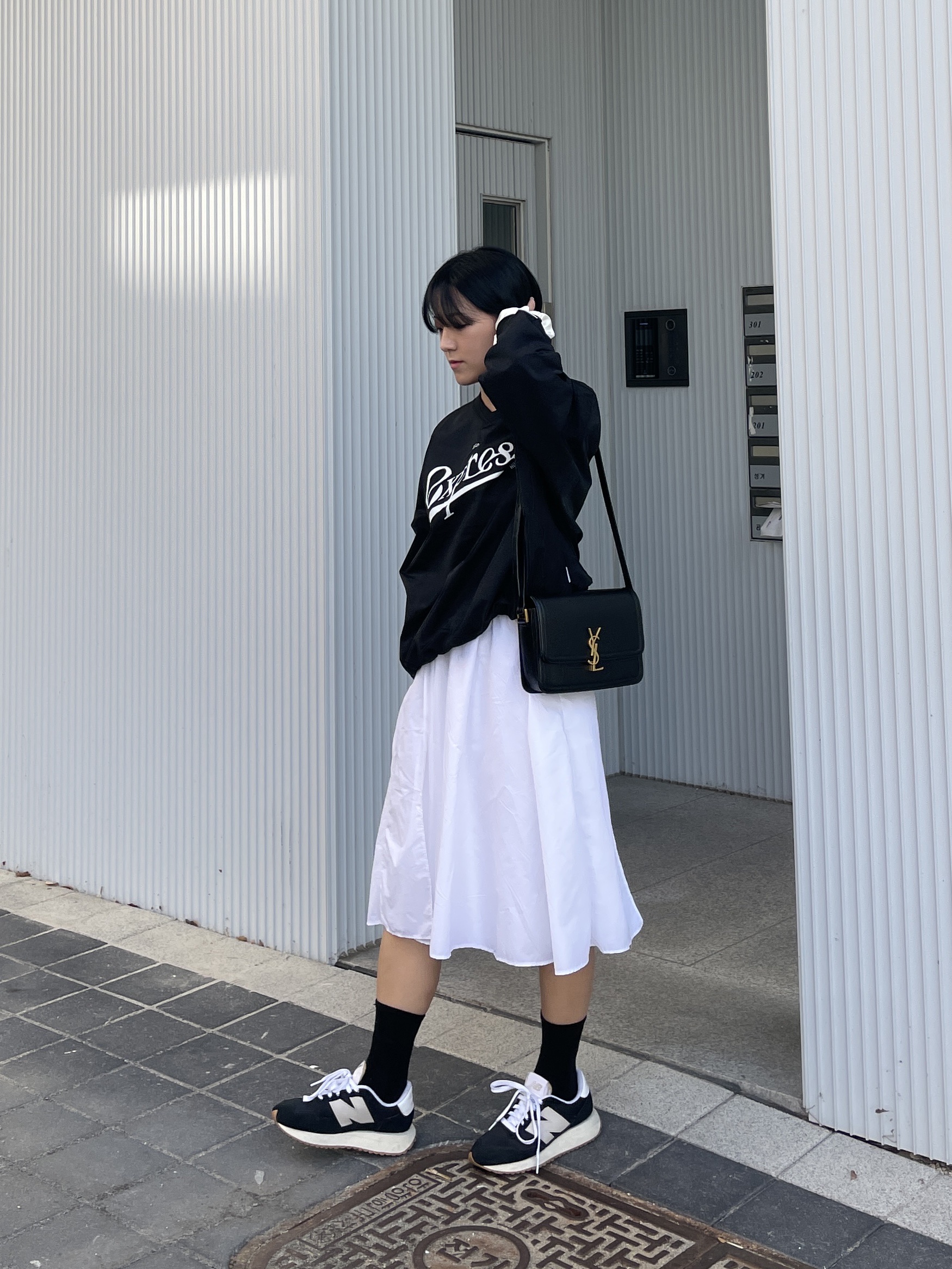 Saint Laurent Solferino Medium Supple Satchel in Quilted Lambskin Black, New Balance 237 Black Ivory 착용 스타일