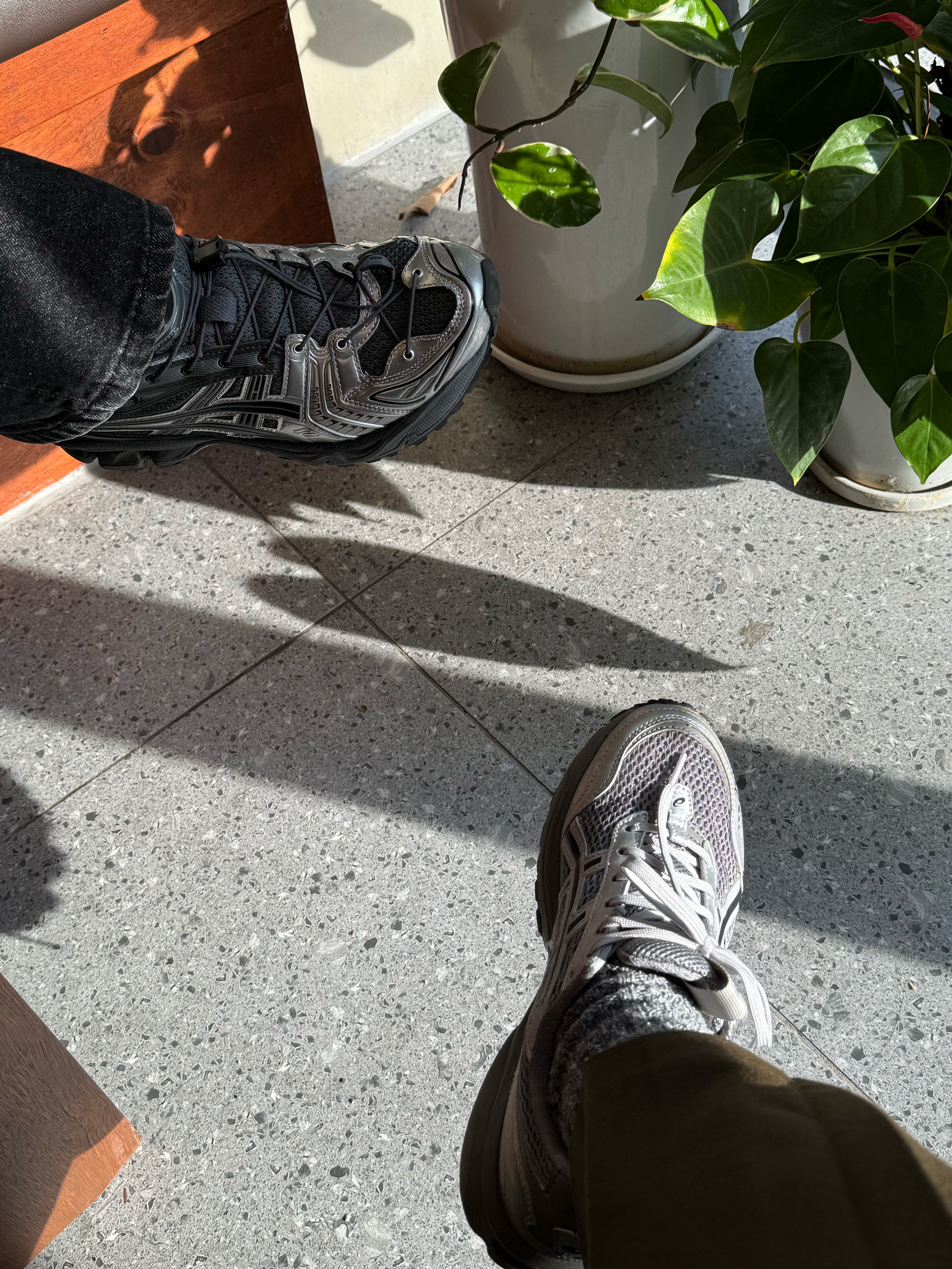 Asics x Unaffected Gel-Kayano 14 Silver Moon, Asics x Freja Wewer Gel-1090 V2 Clay Grey Pure Silver 착용 스타일