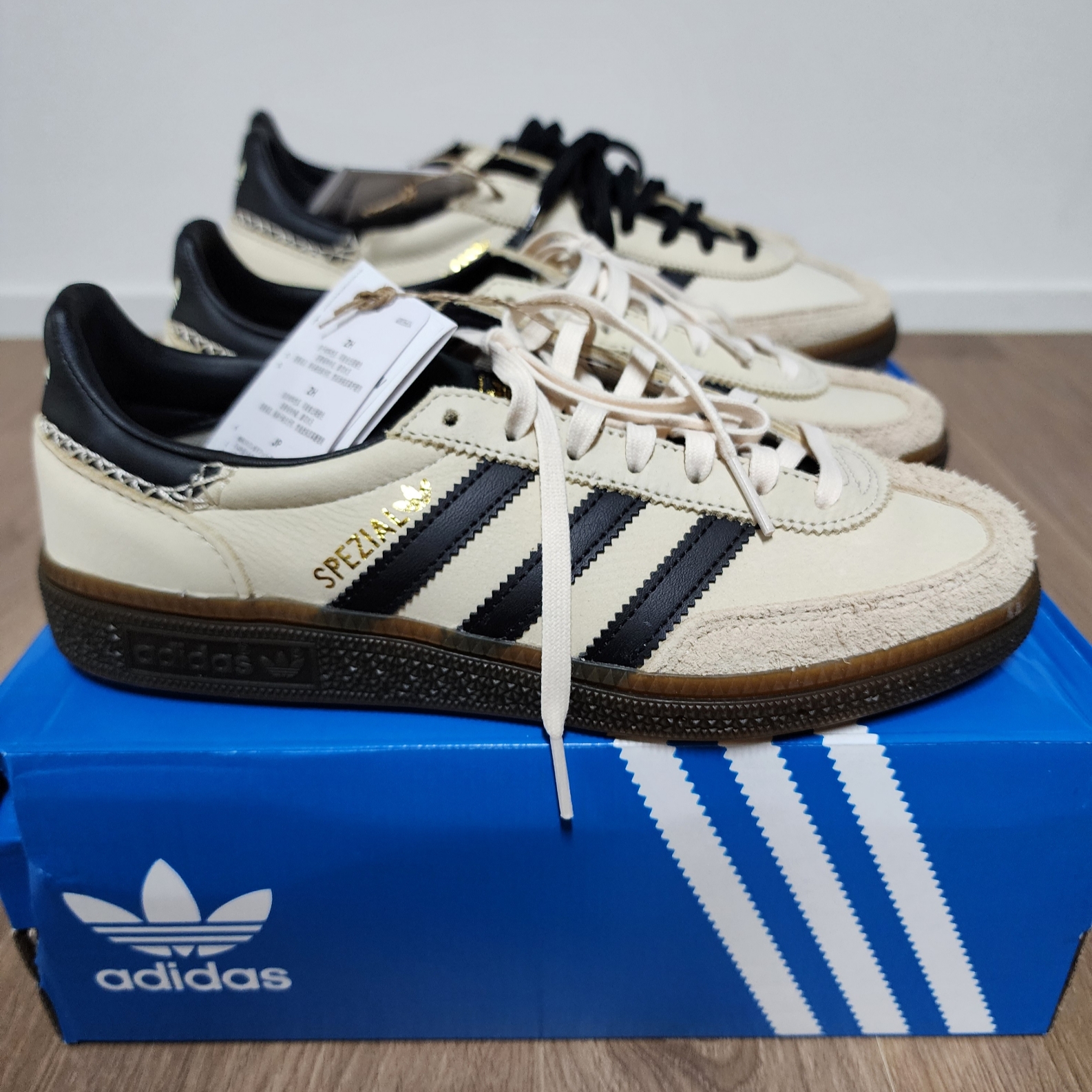 (W) Adidas Spezial Handball Wonder White Core Black 착용 스타일 - 3